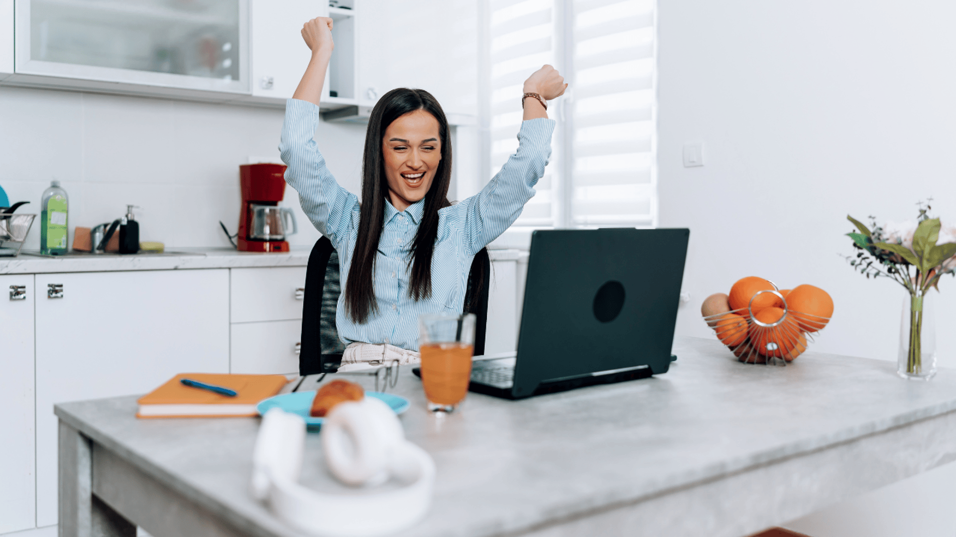 gray computer monitor