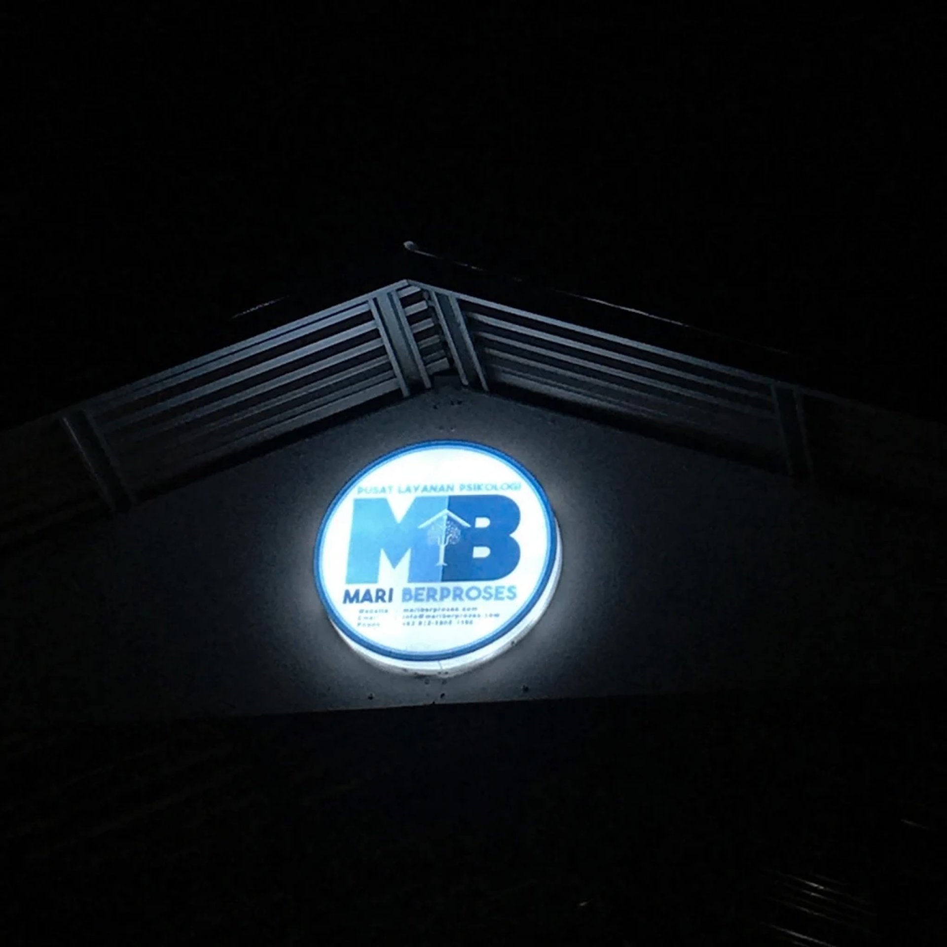 gray computer monitor