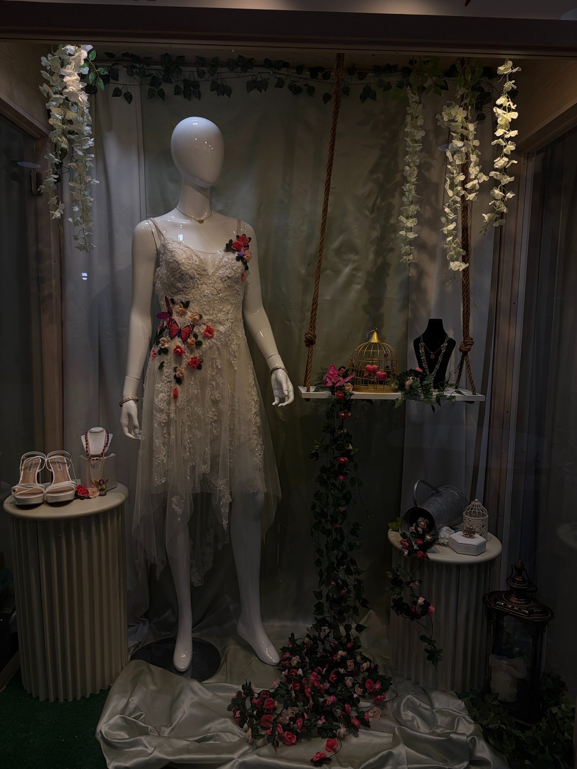 gray computer monitor