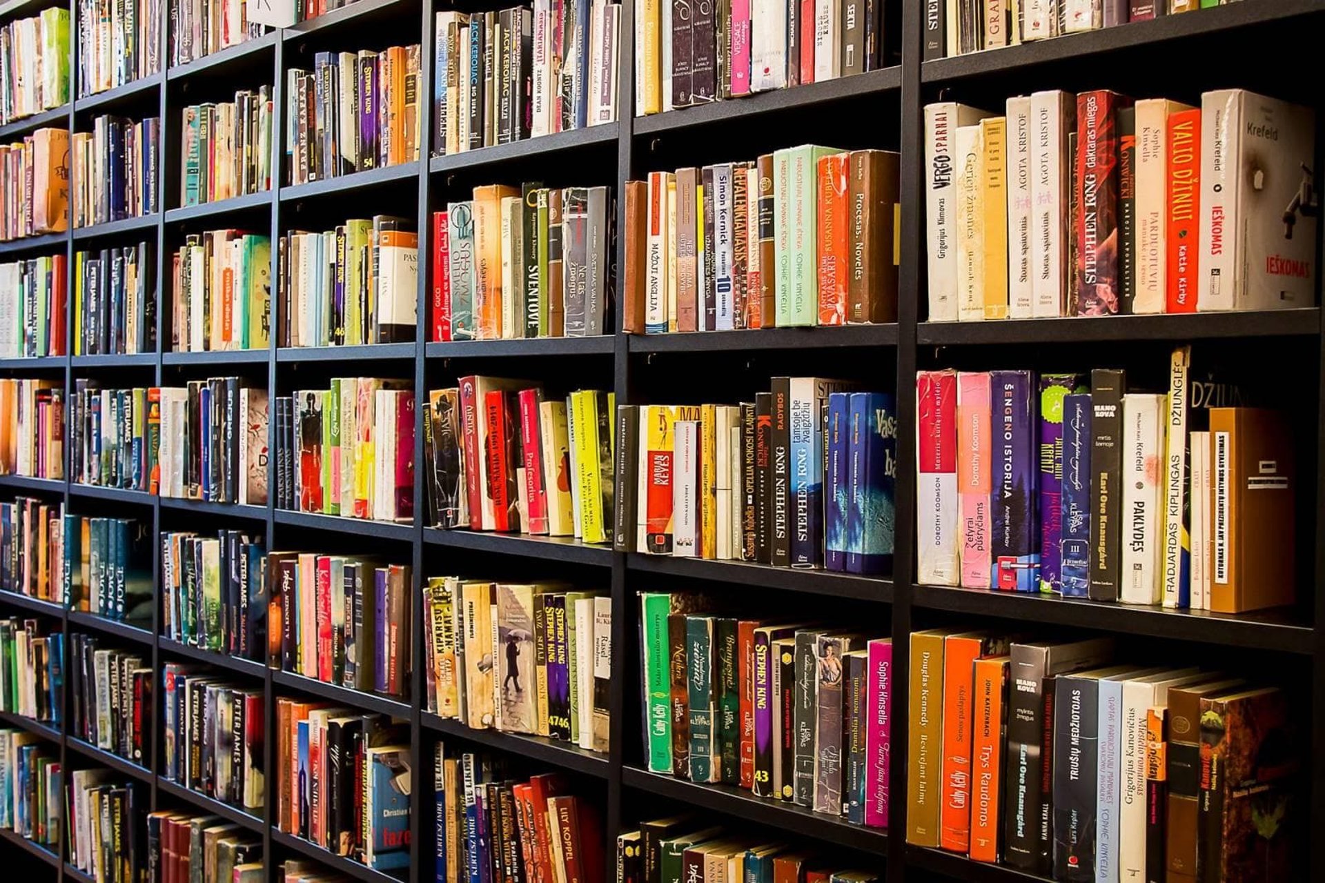 a large room filled with lots of desks and a chandelier