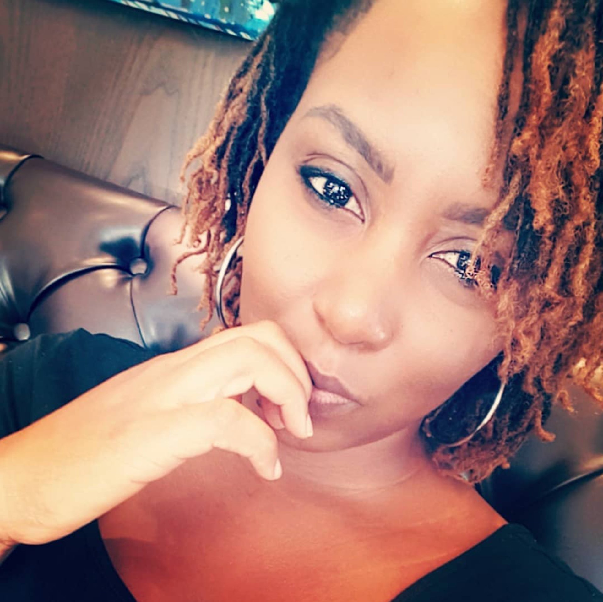 shallow focus of woman in dreadlocks during daytime