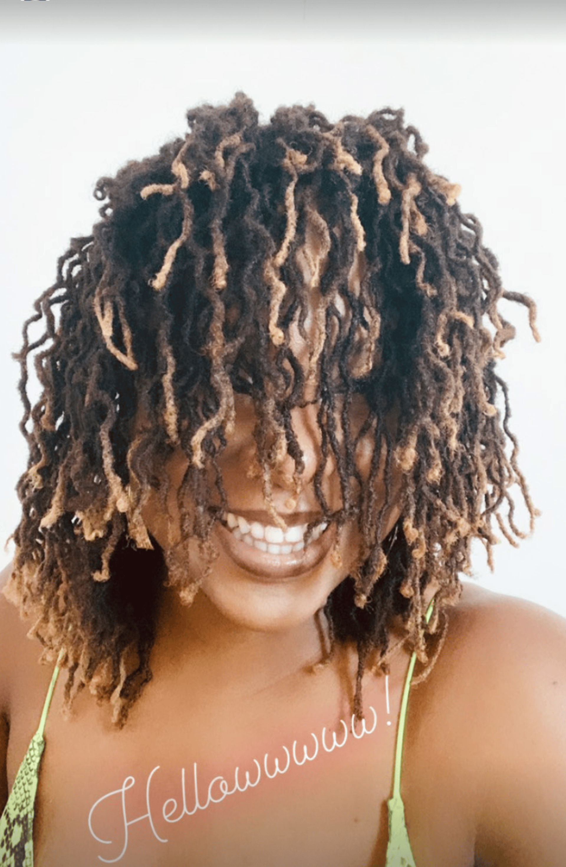 shallow focus of woman in dreadlocks during daytime