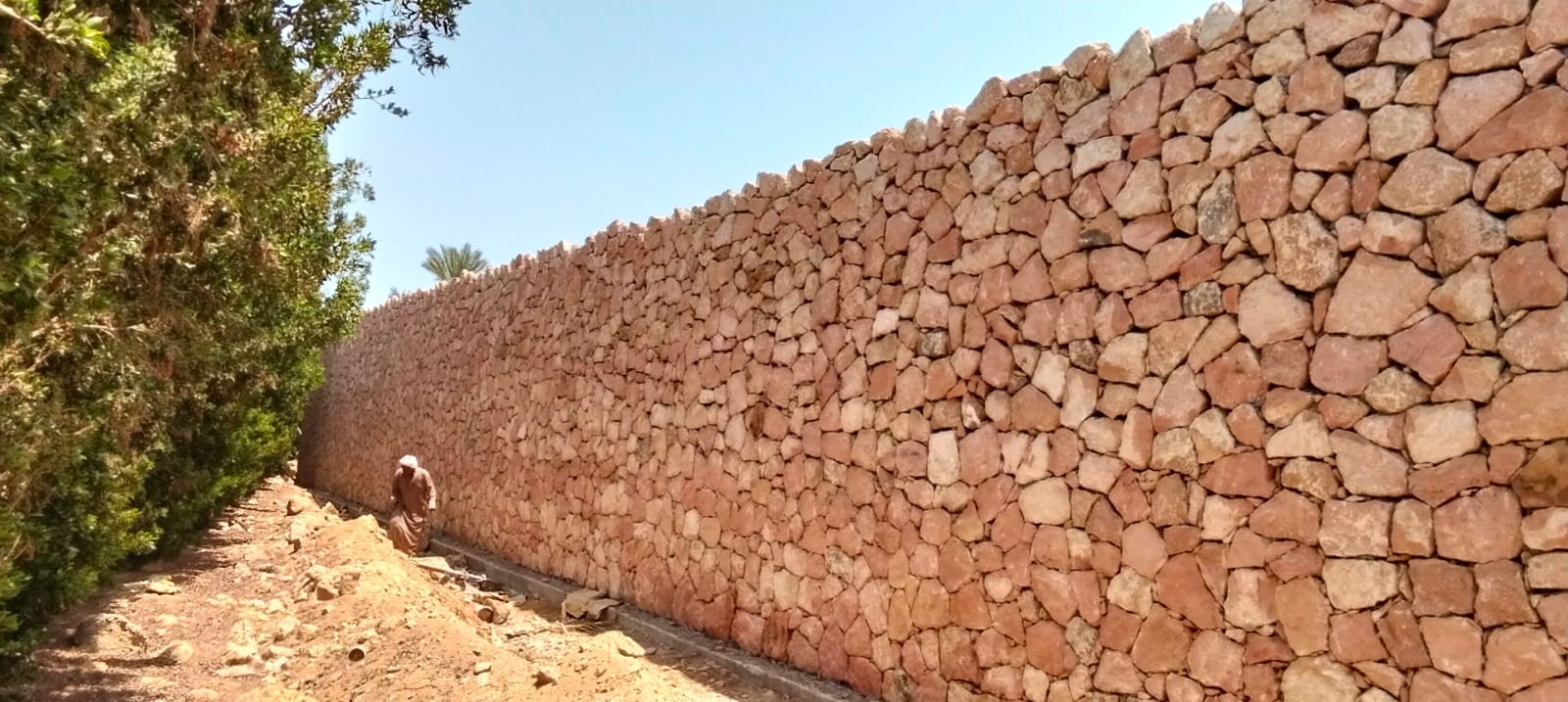 اسوار حجر دبش