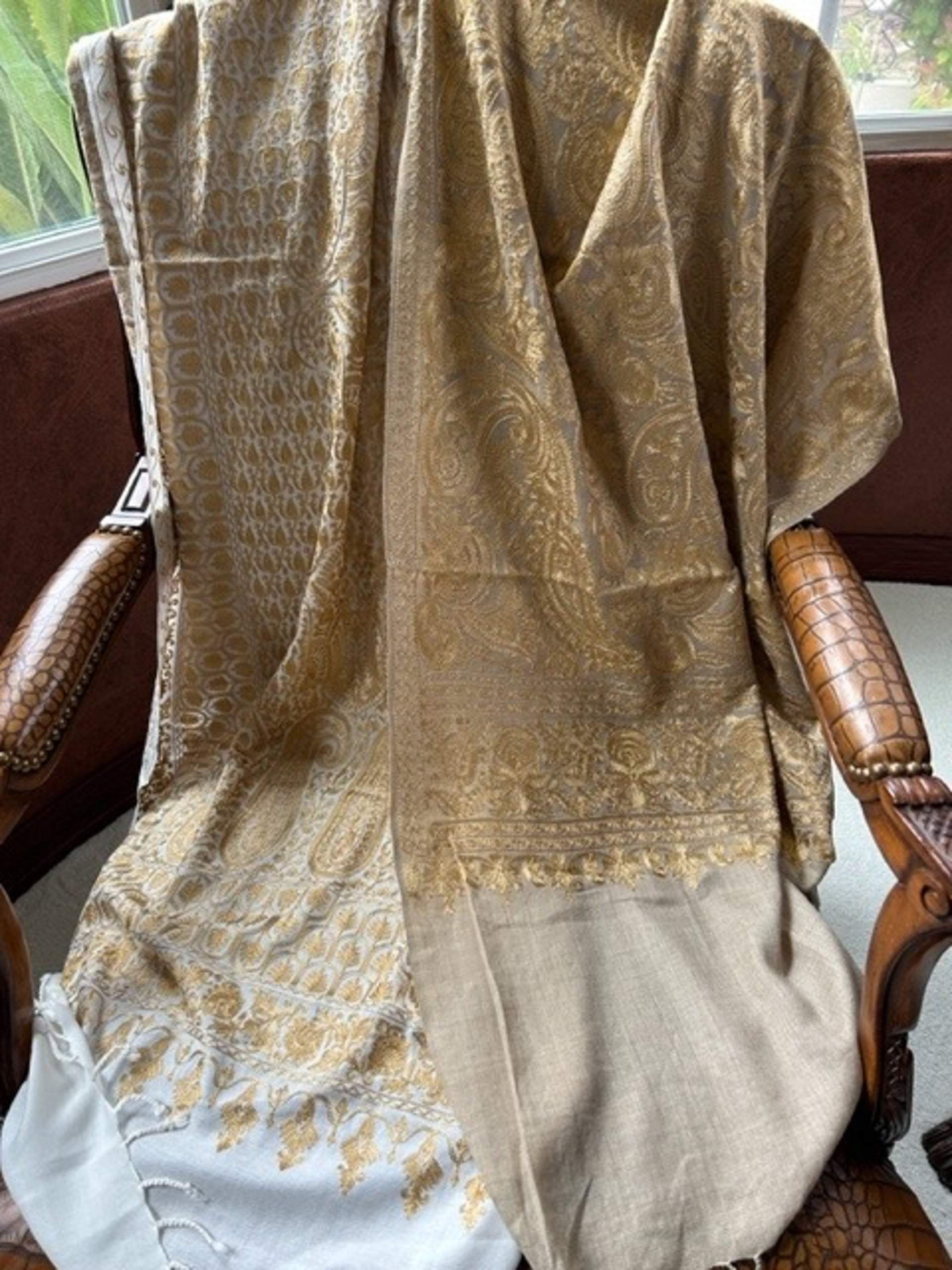 gray computer monitor