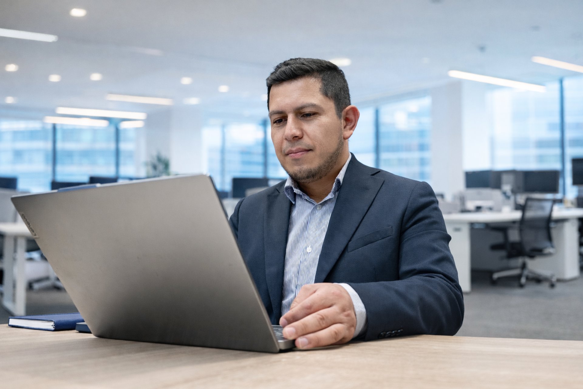 gray computer monitor