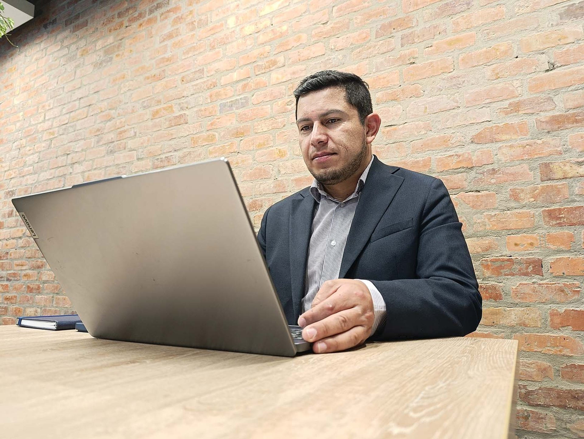 gray computer monitor