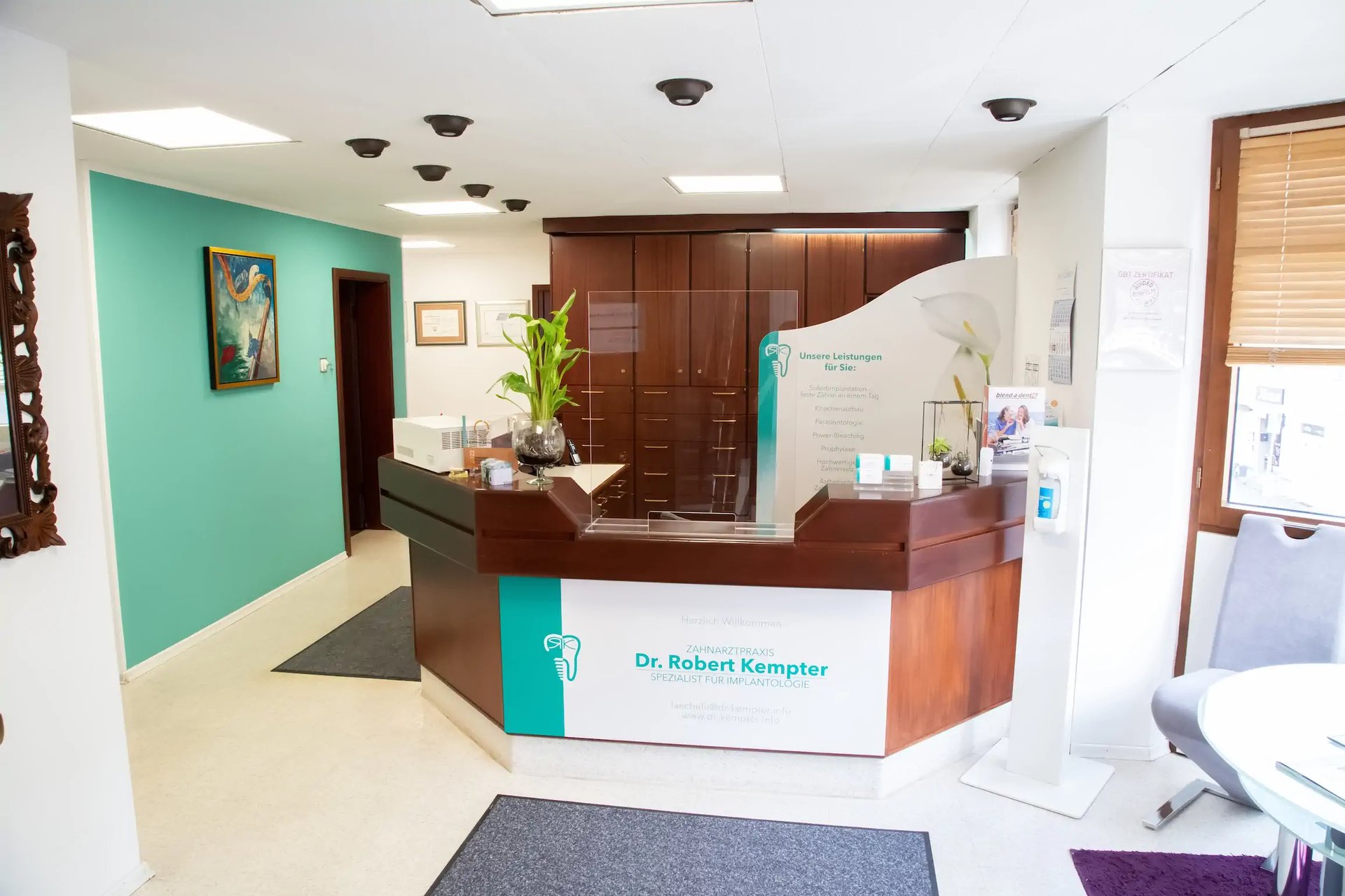 gray computer monitor