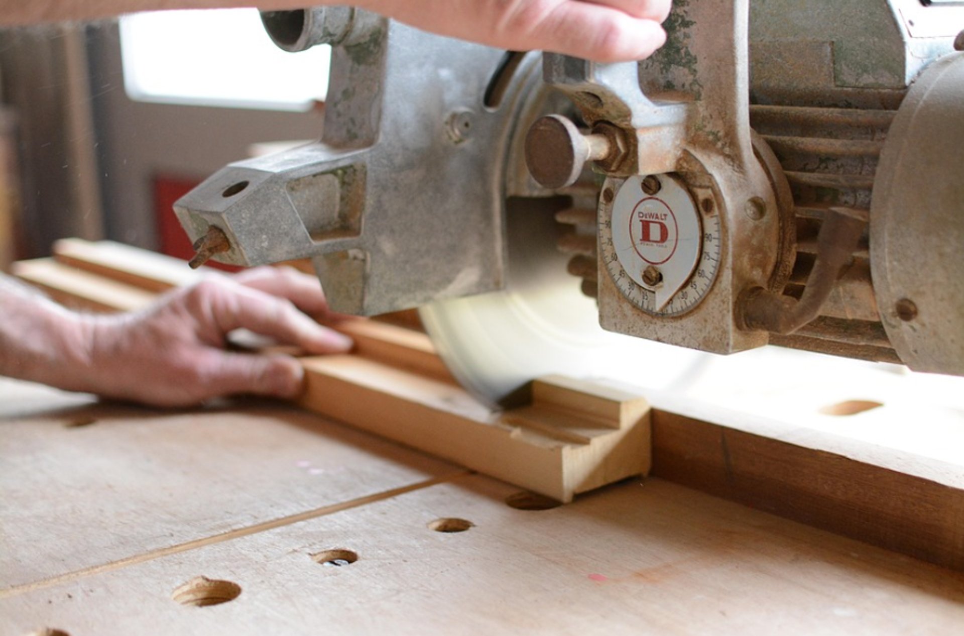 Cortando madera con sierra circular de brazo radial.