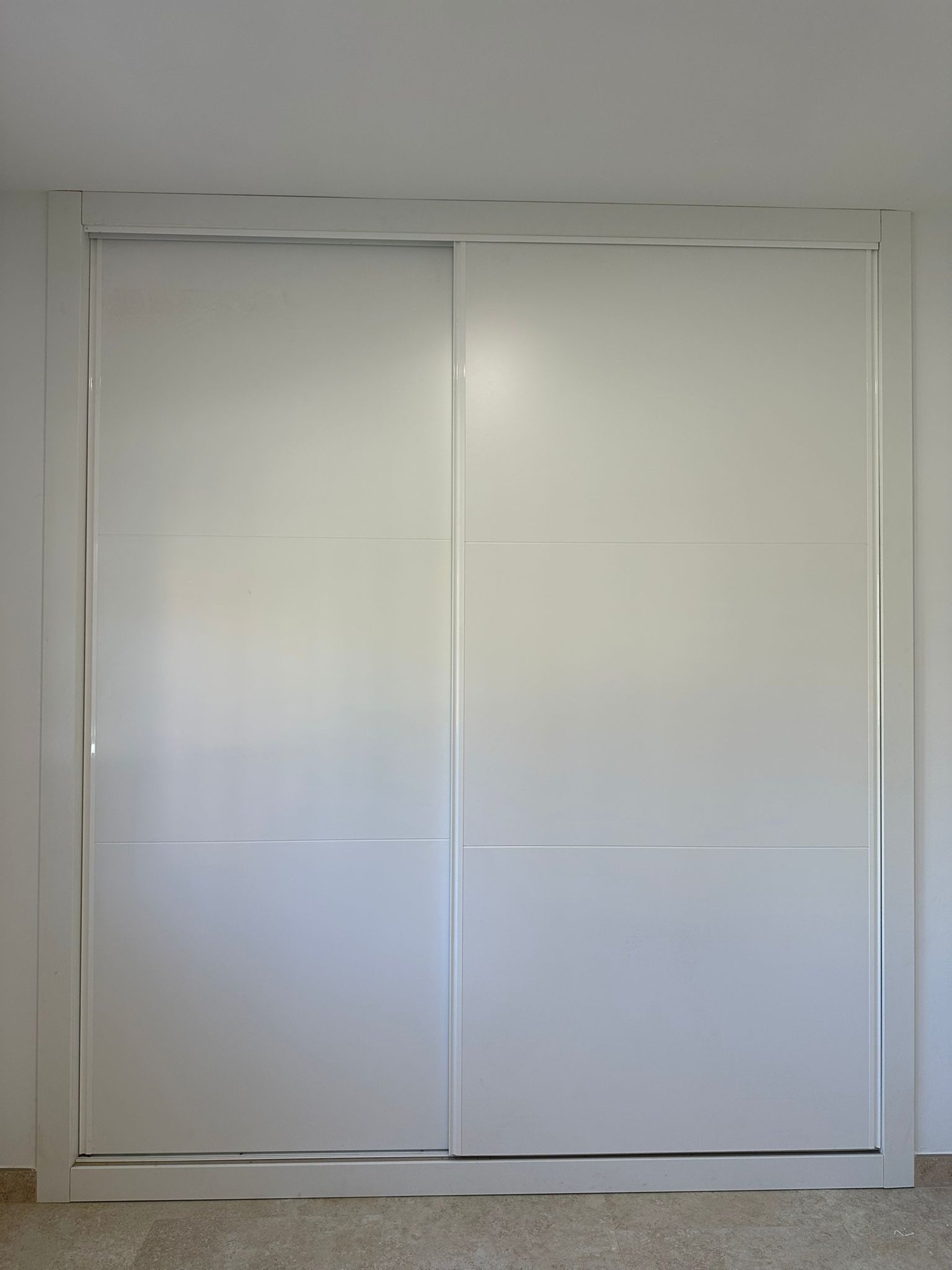  Armario blanco cerrado, dos puertas correderas modernas.