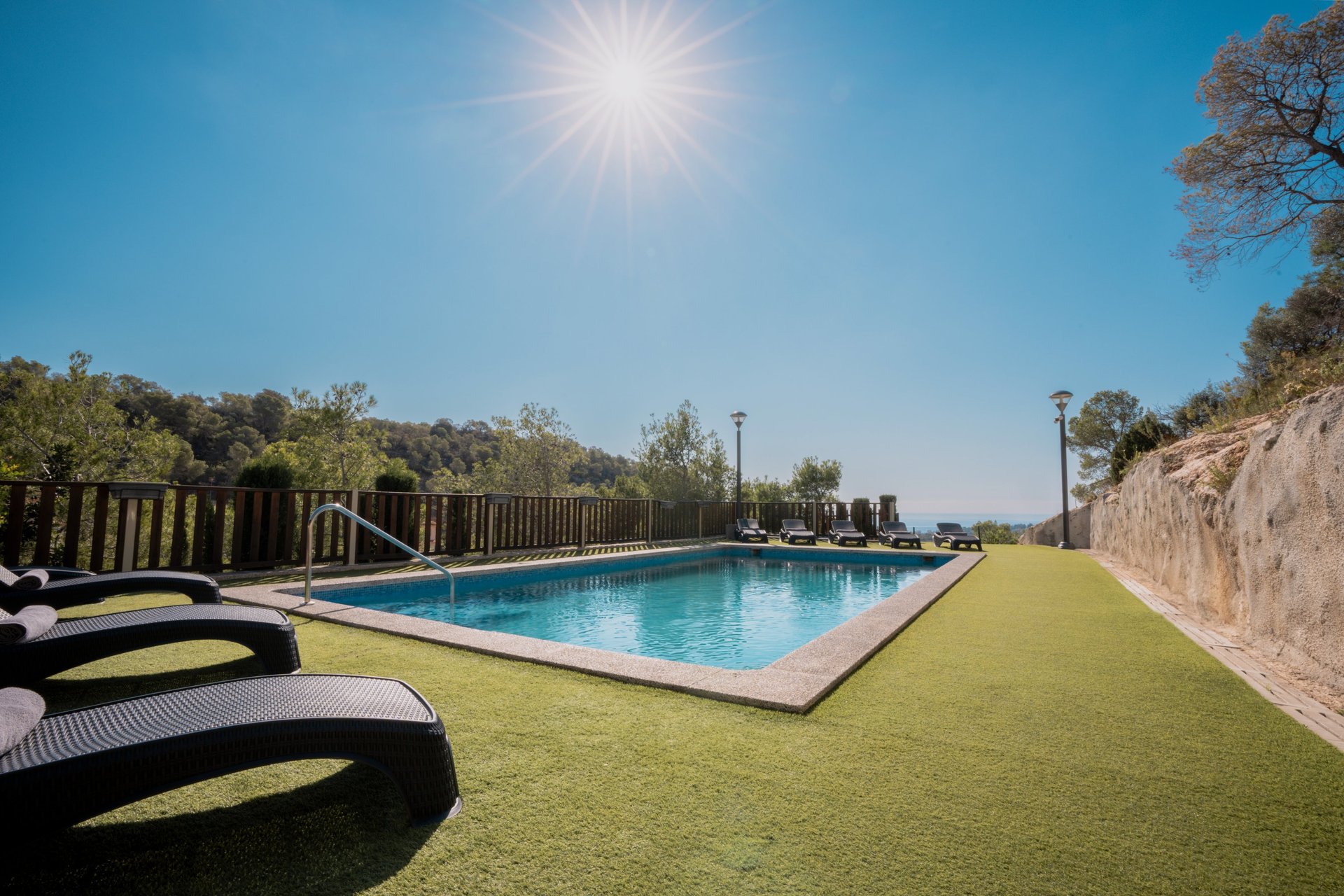 gray computer monitor