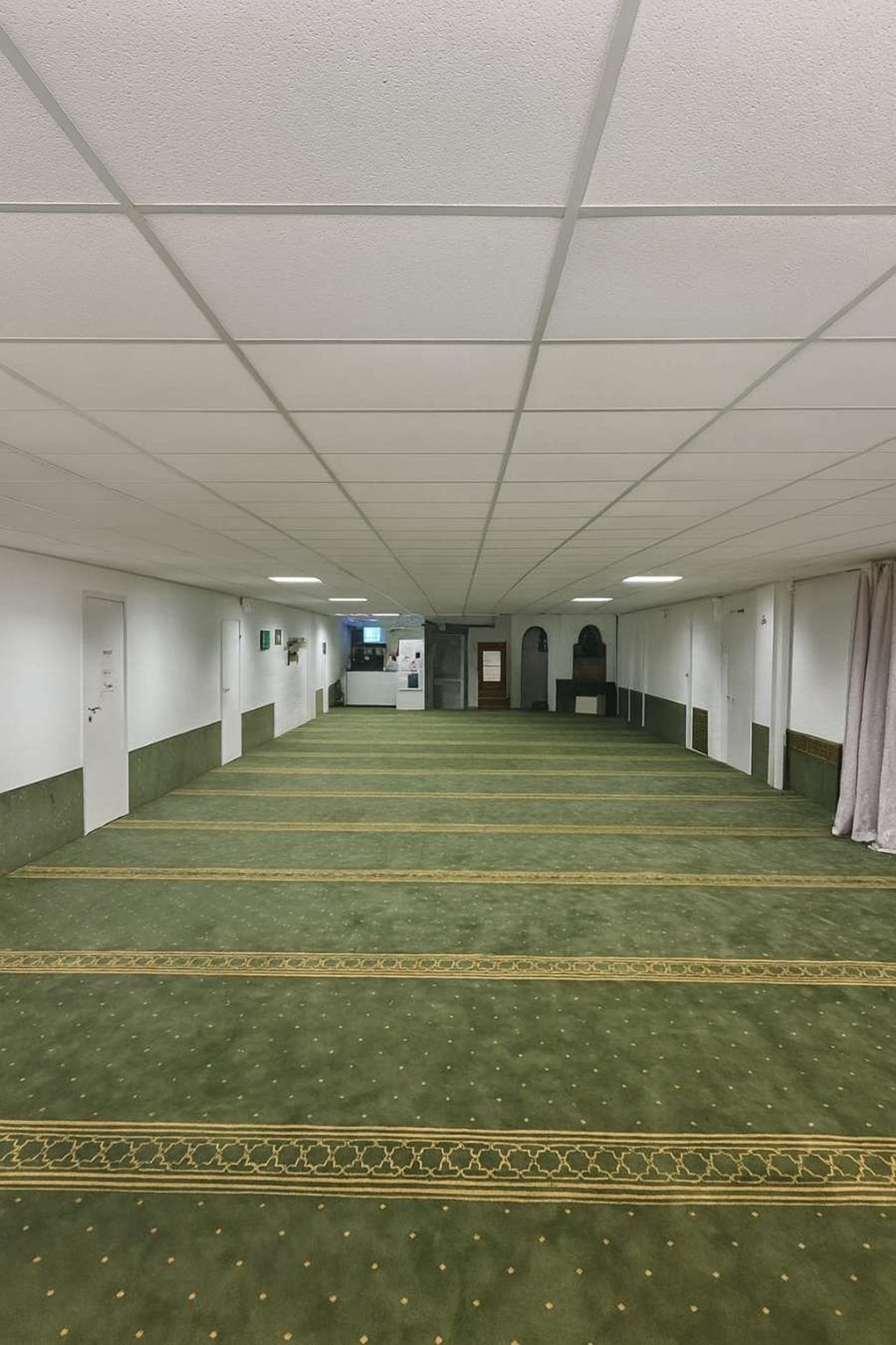 gray computer monitor