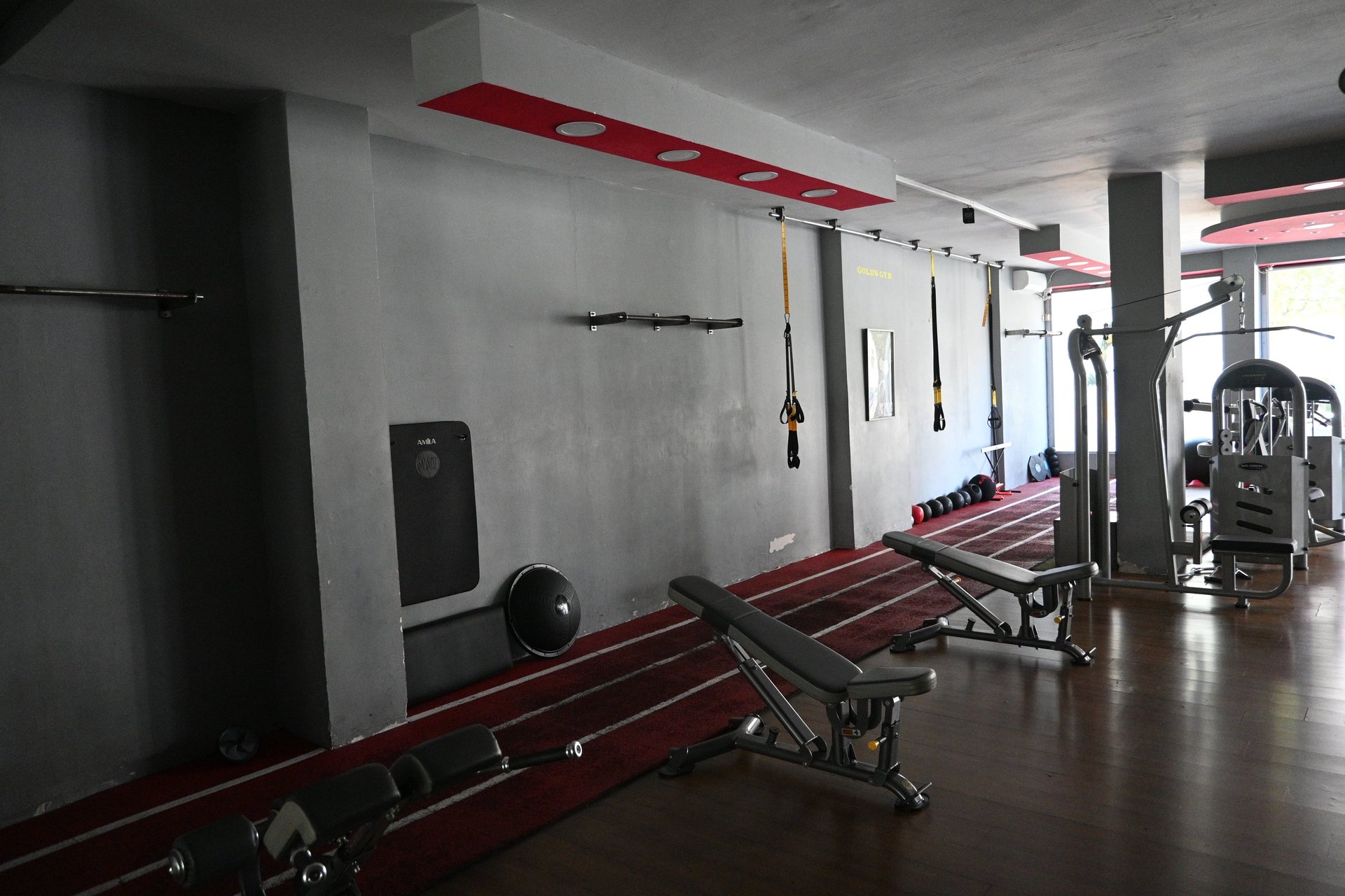 two person inside gym exercising
