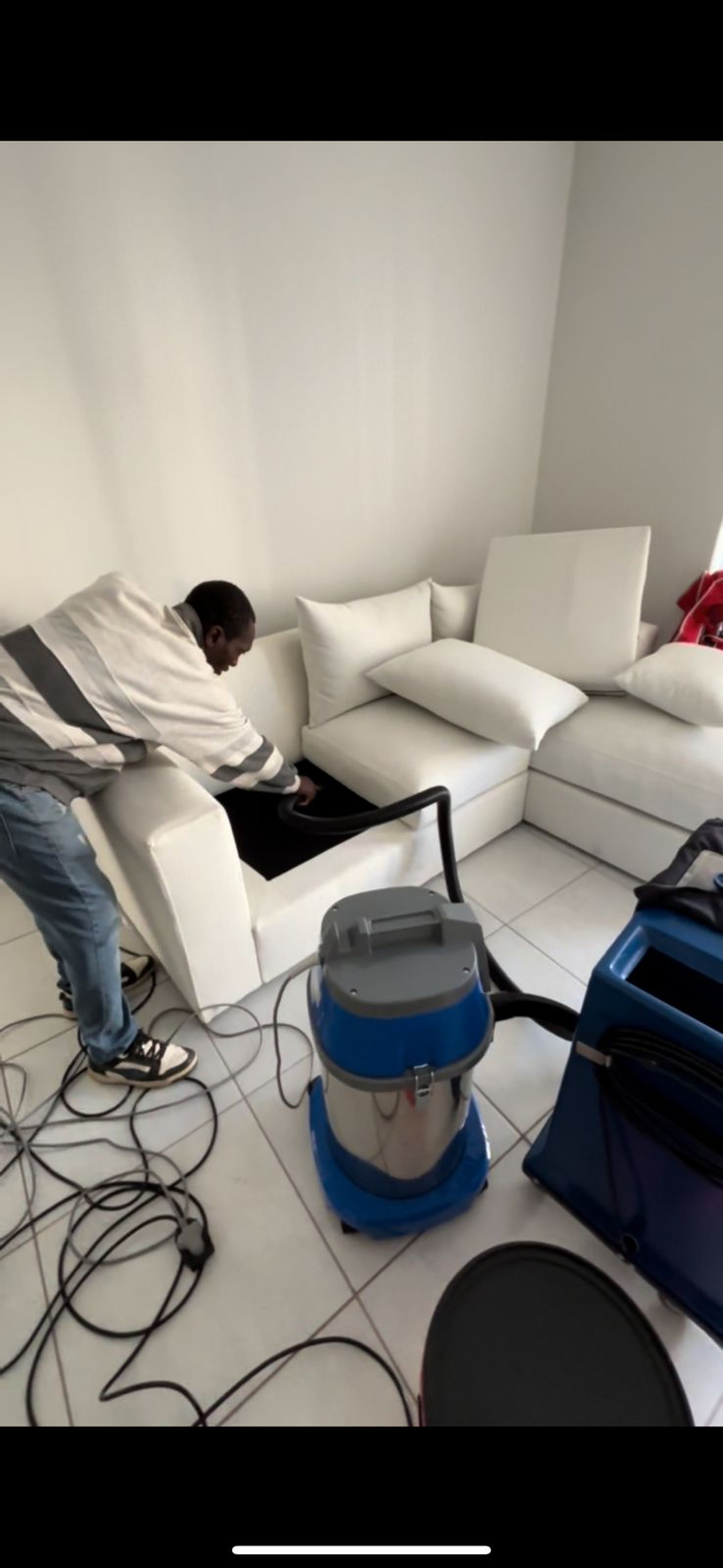 gray computer monitor