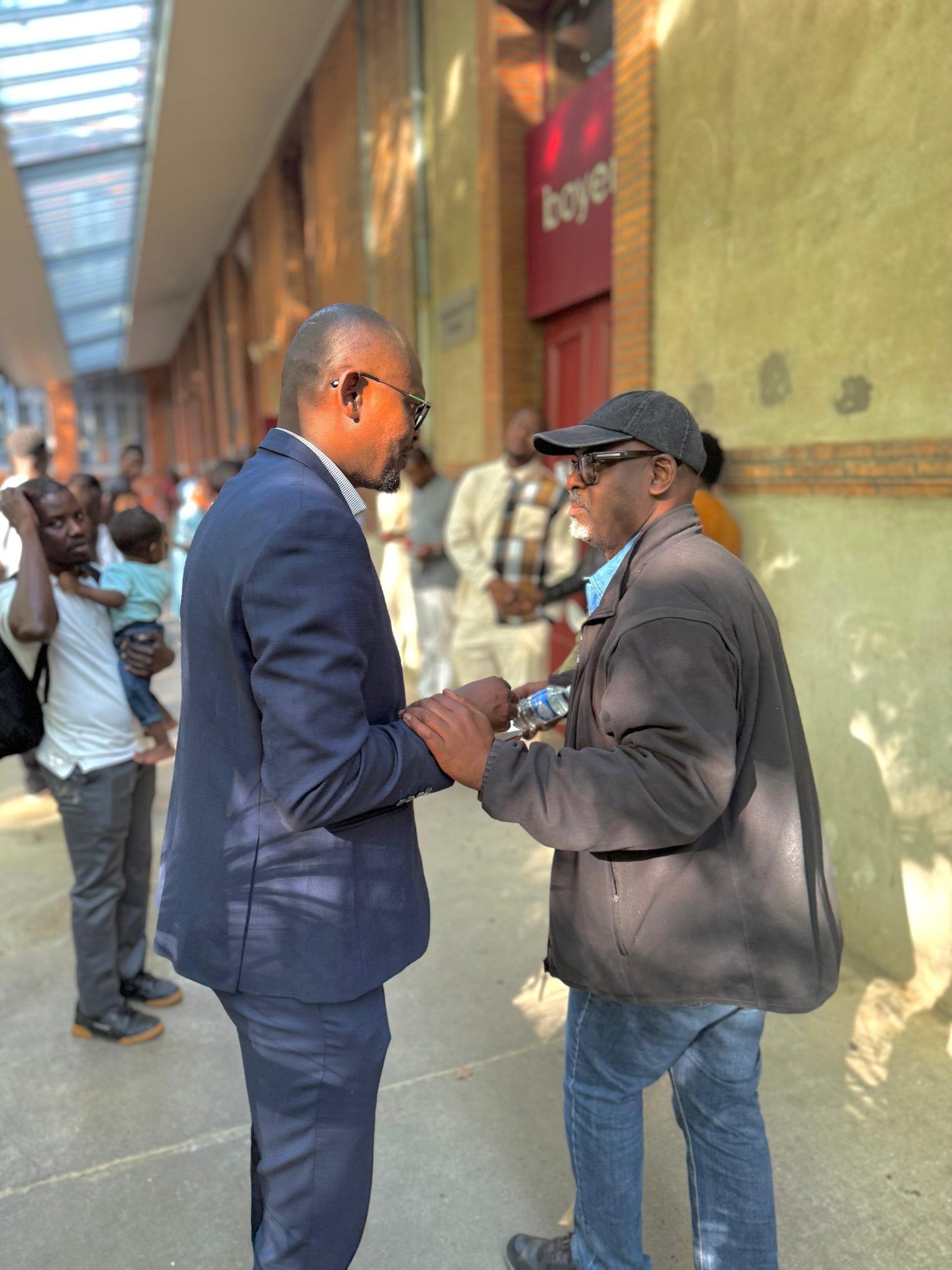 gray computer monitor