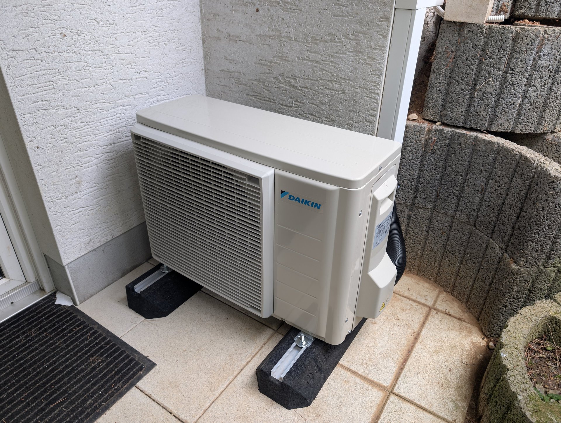 gray computer monitor