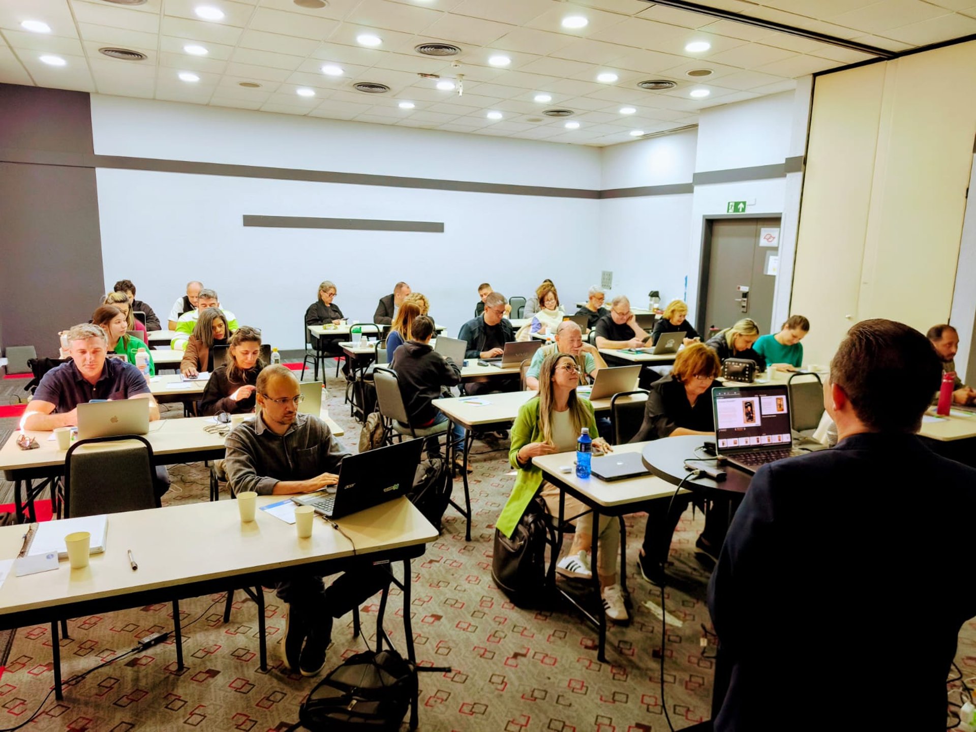 gray computer monitor