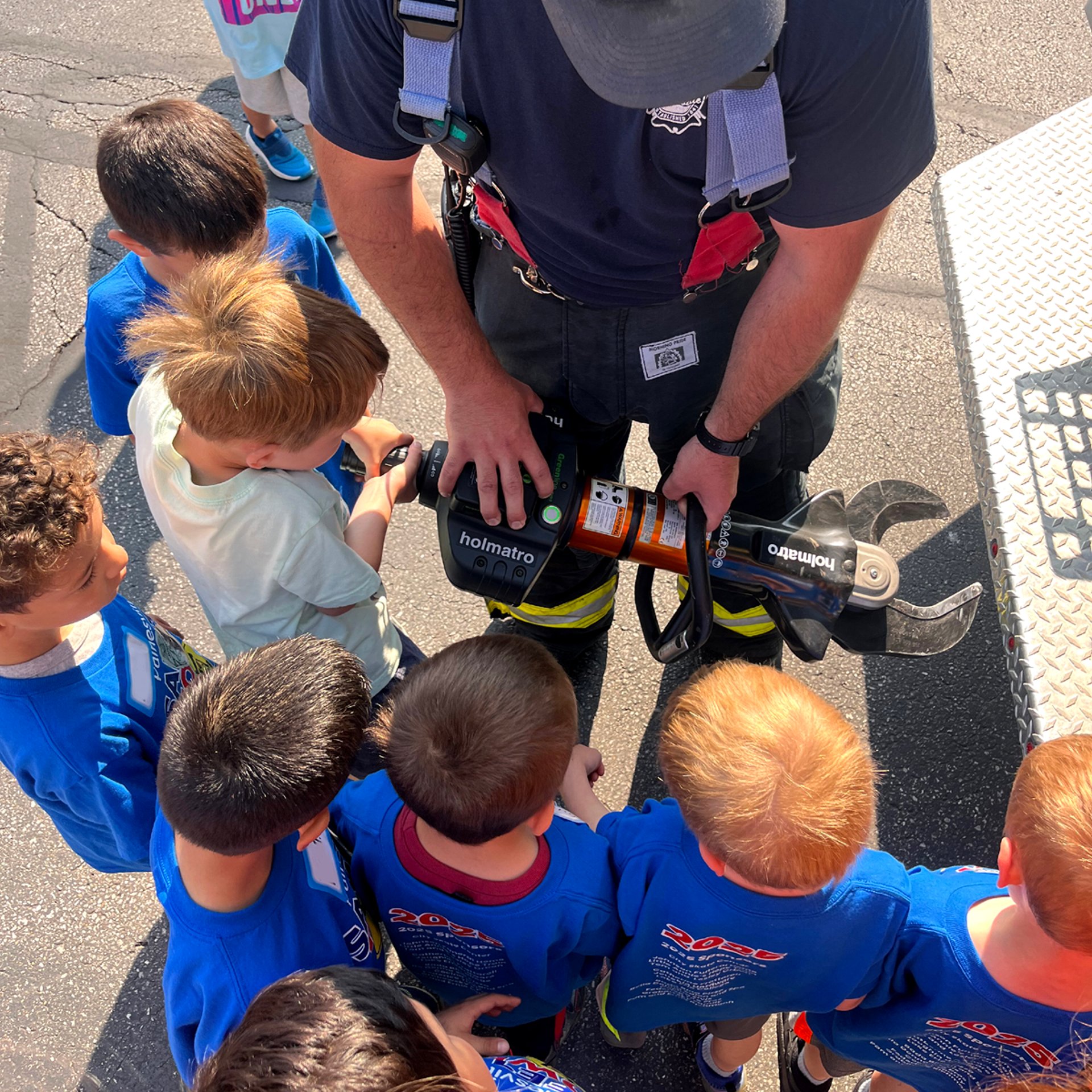 gray computer monitor