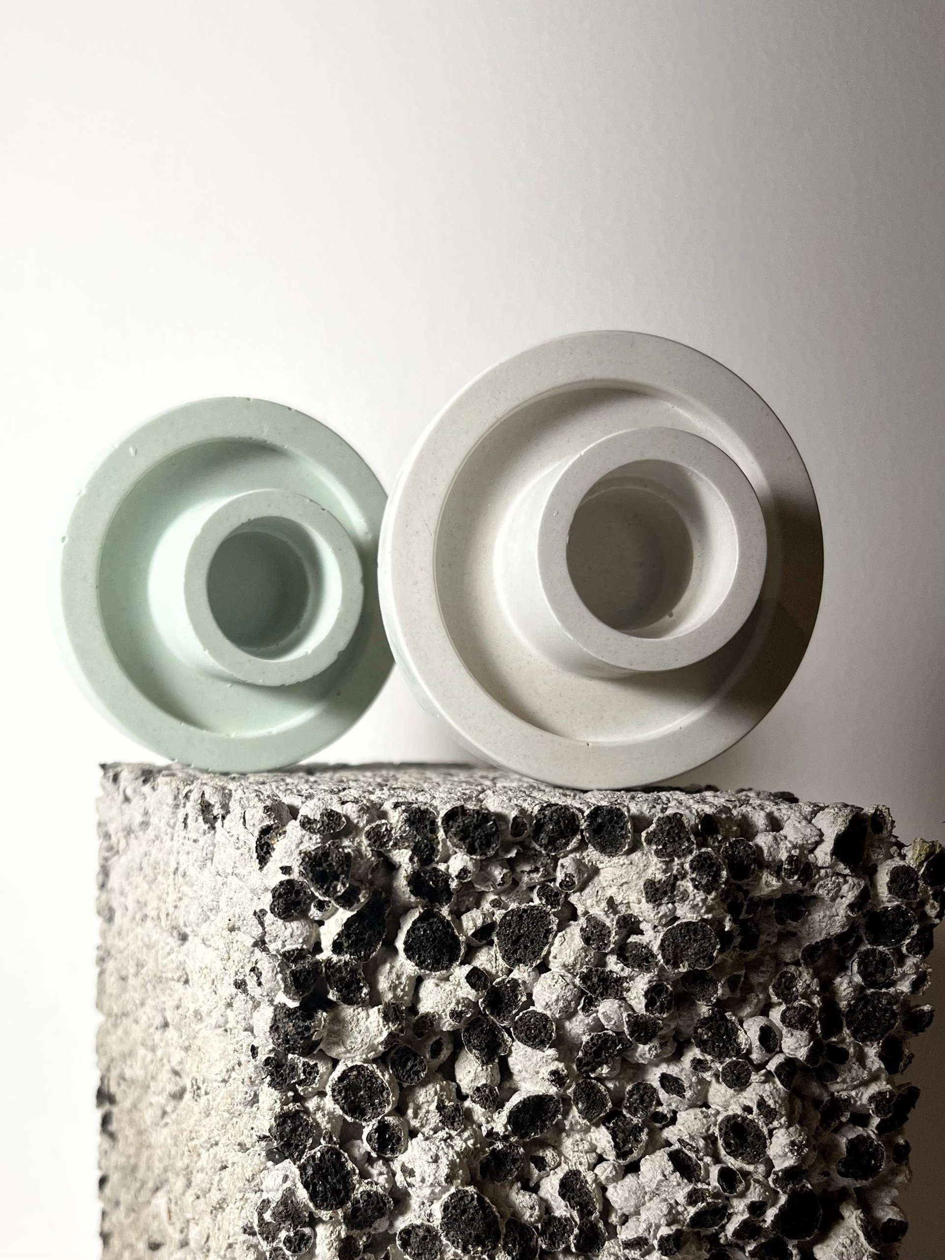 gray computer monitor