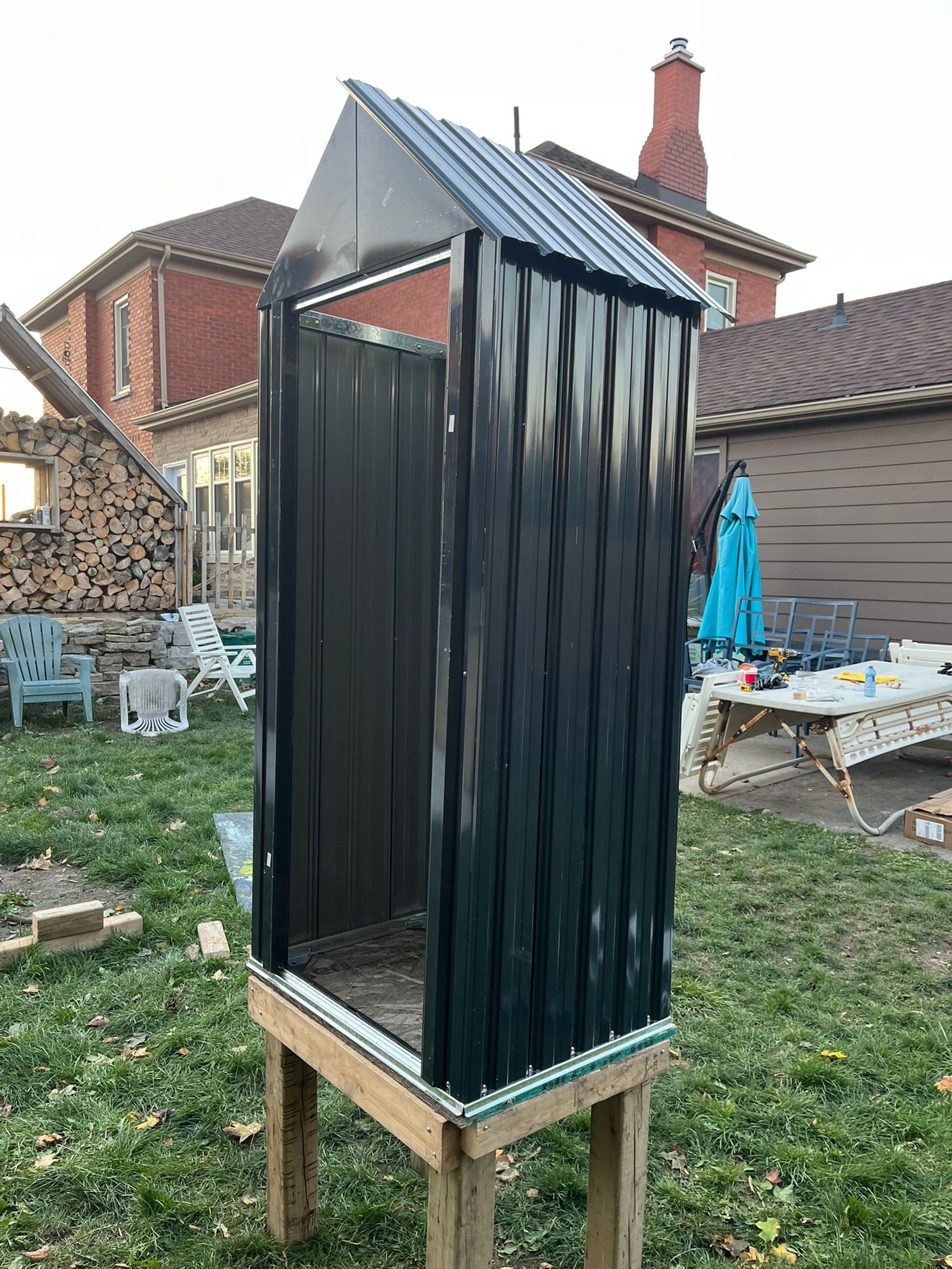 an abstract photo of a curved building with a blue sky in the background