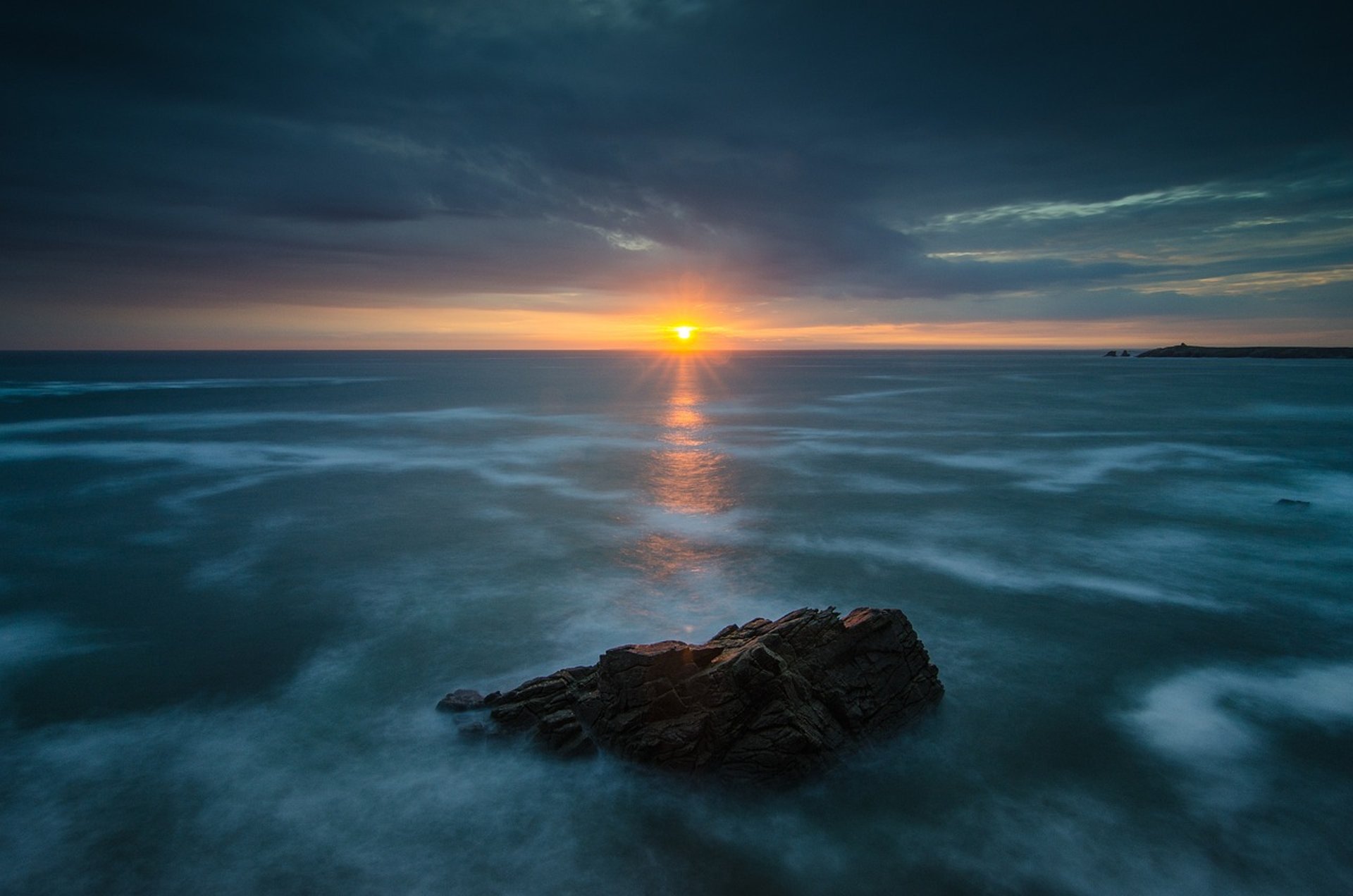 ocean waves crashing on shore during daytime