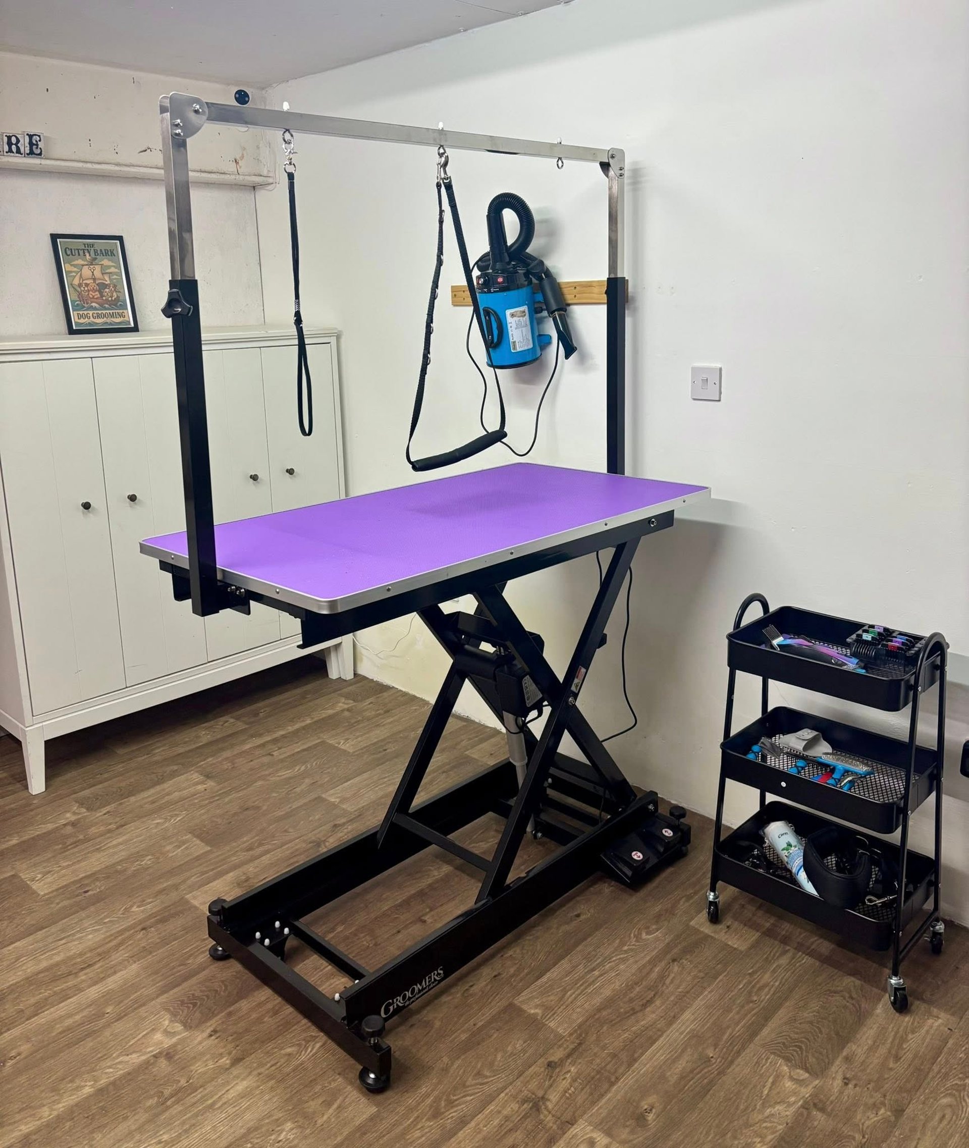 gray computer monitor