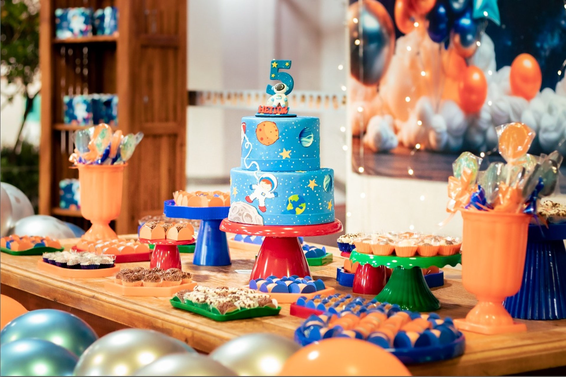 gray computer monitor