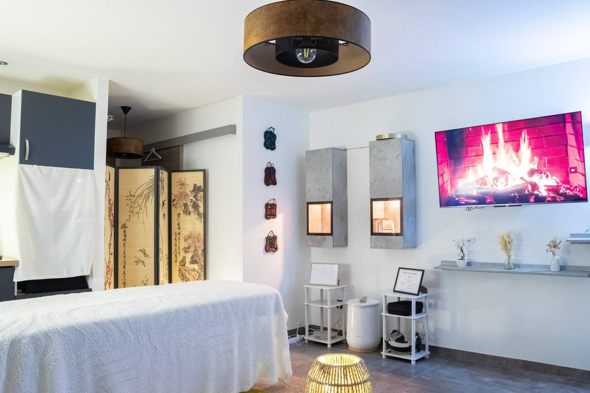 black and white bed linen