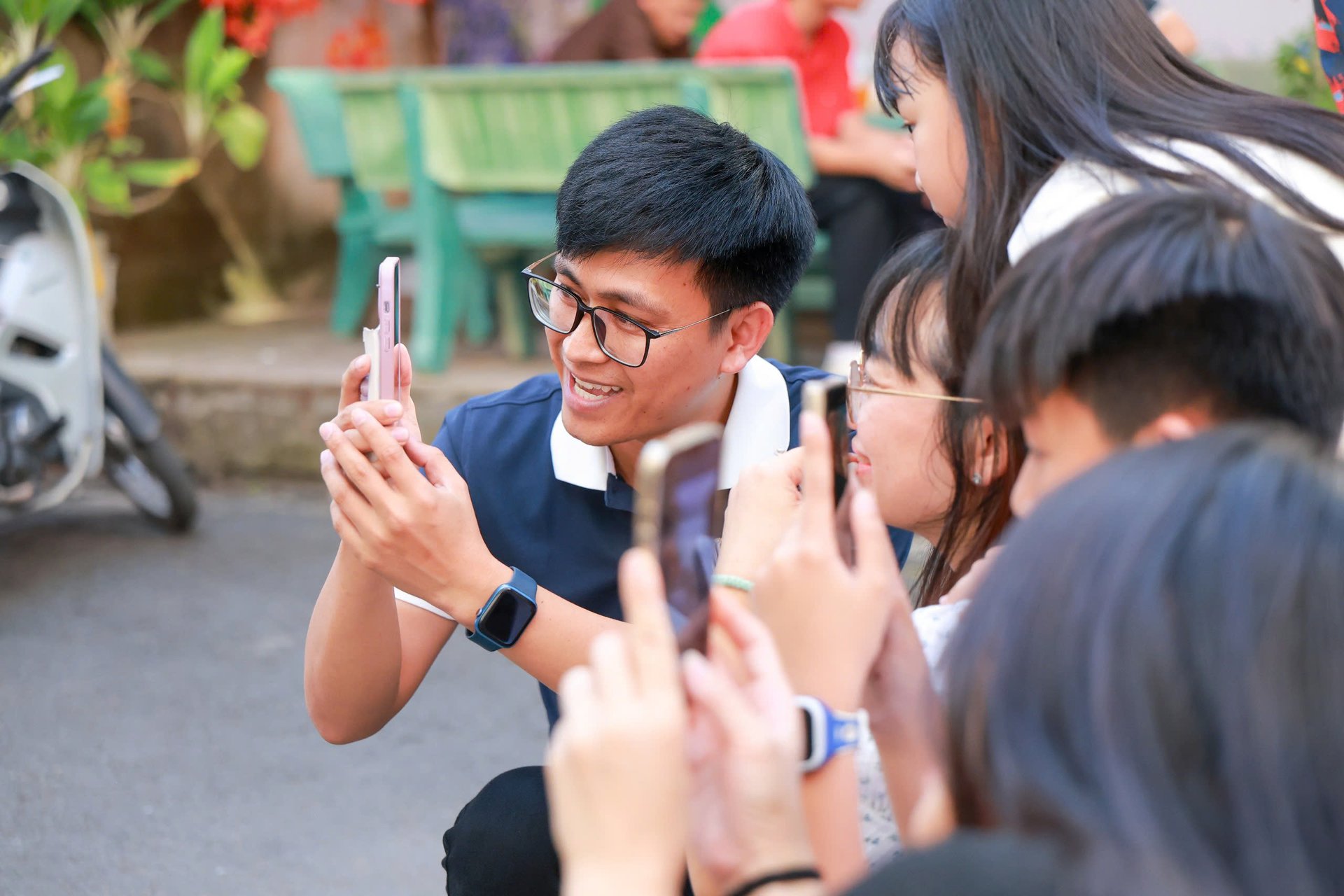 a close up of a bunch of green clovers