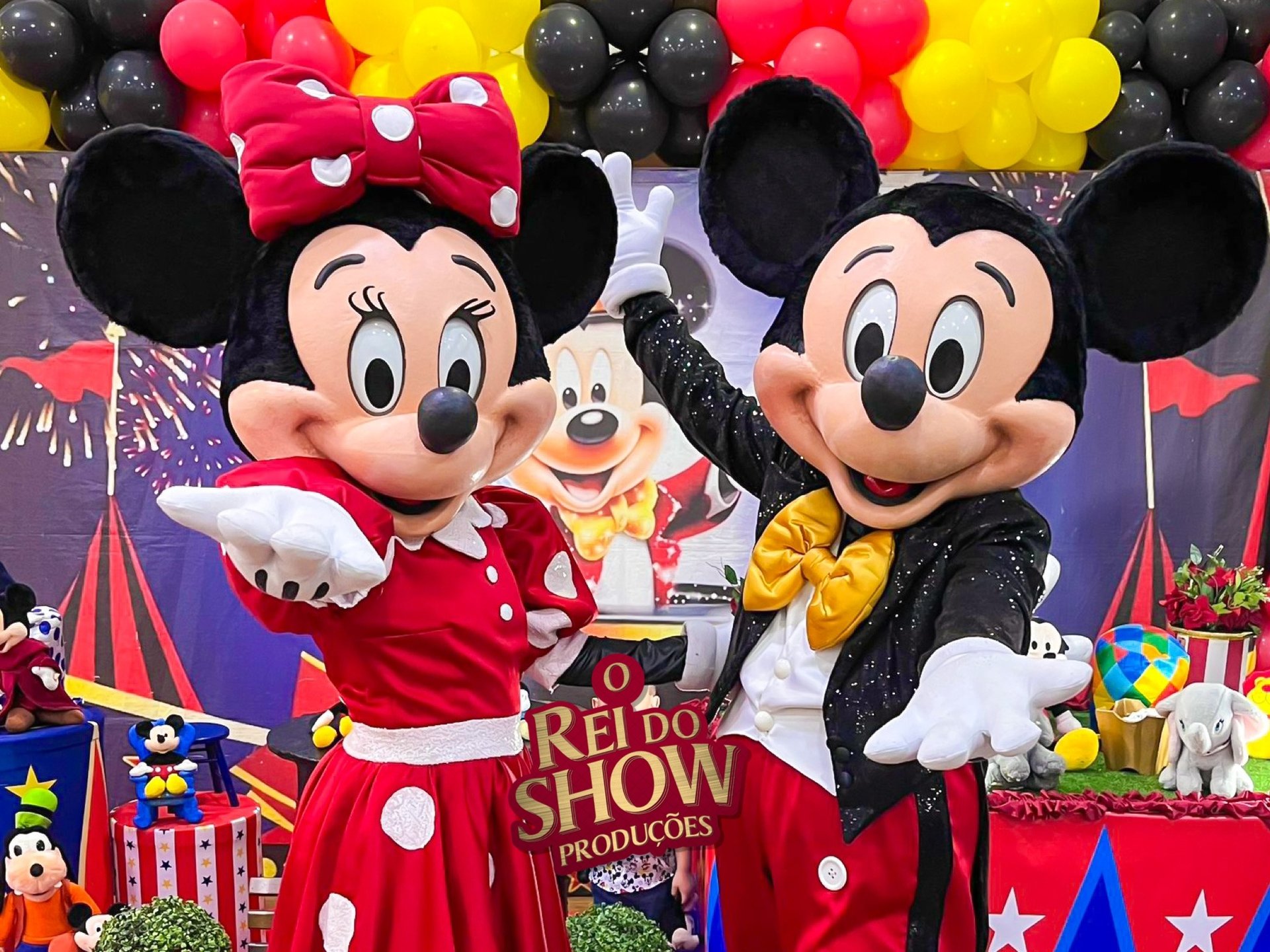 gray computer monitor