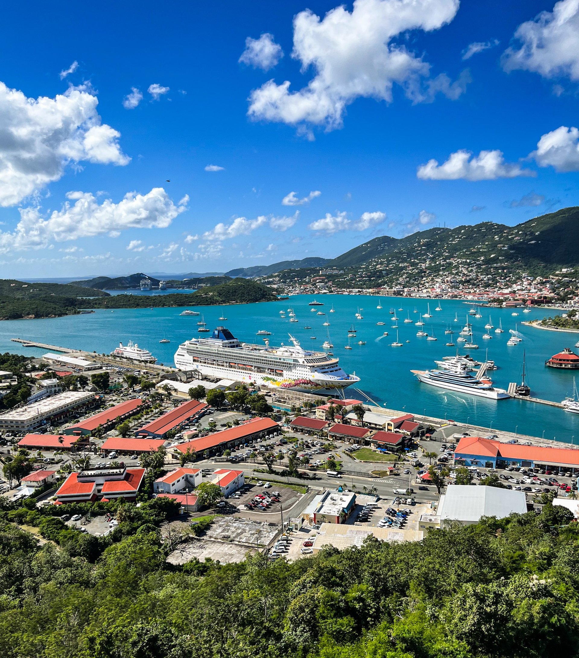black and white bed linen