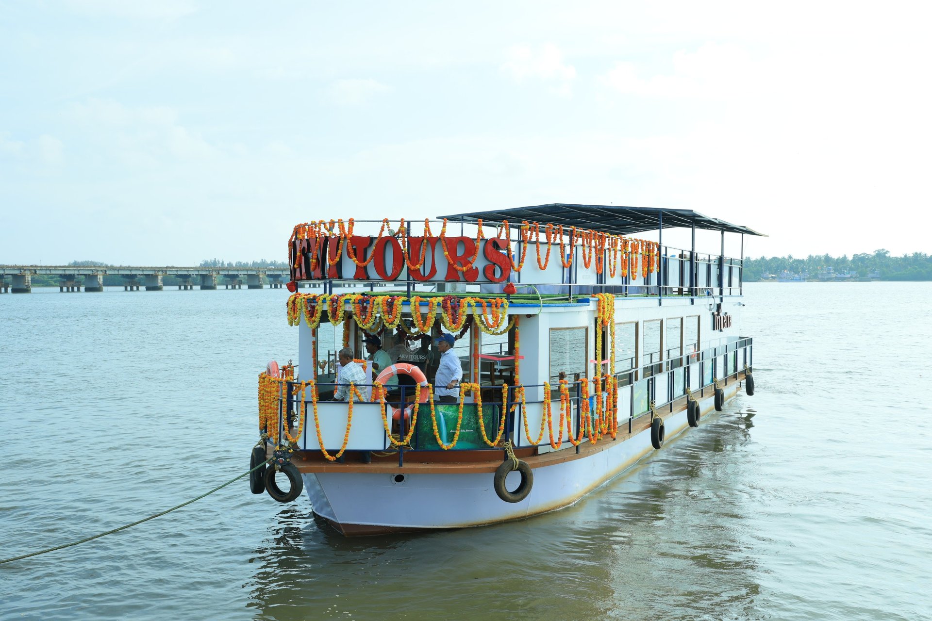 gray computer monitor