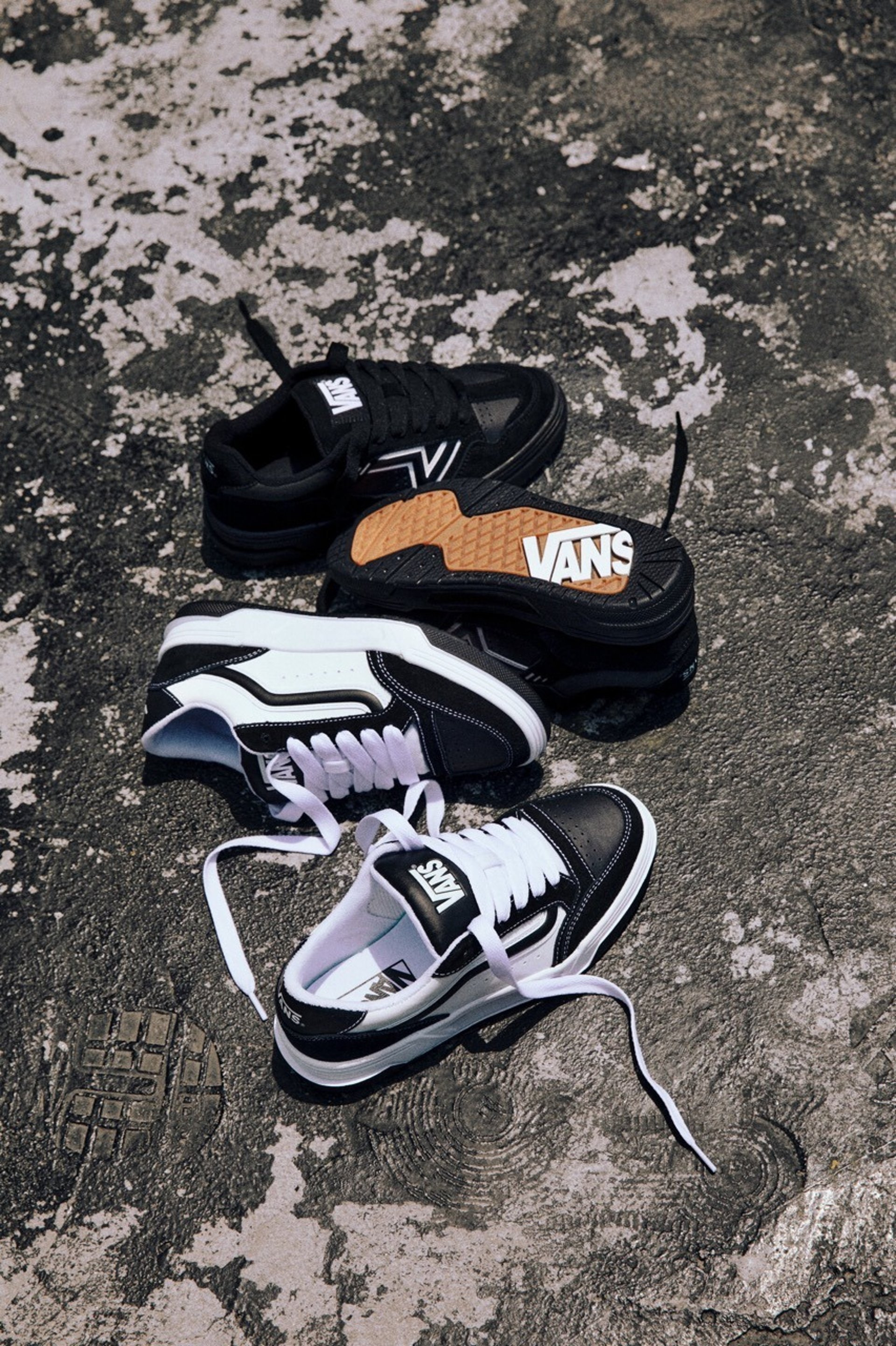 black and white bed linen