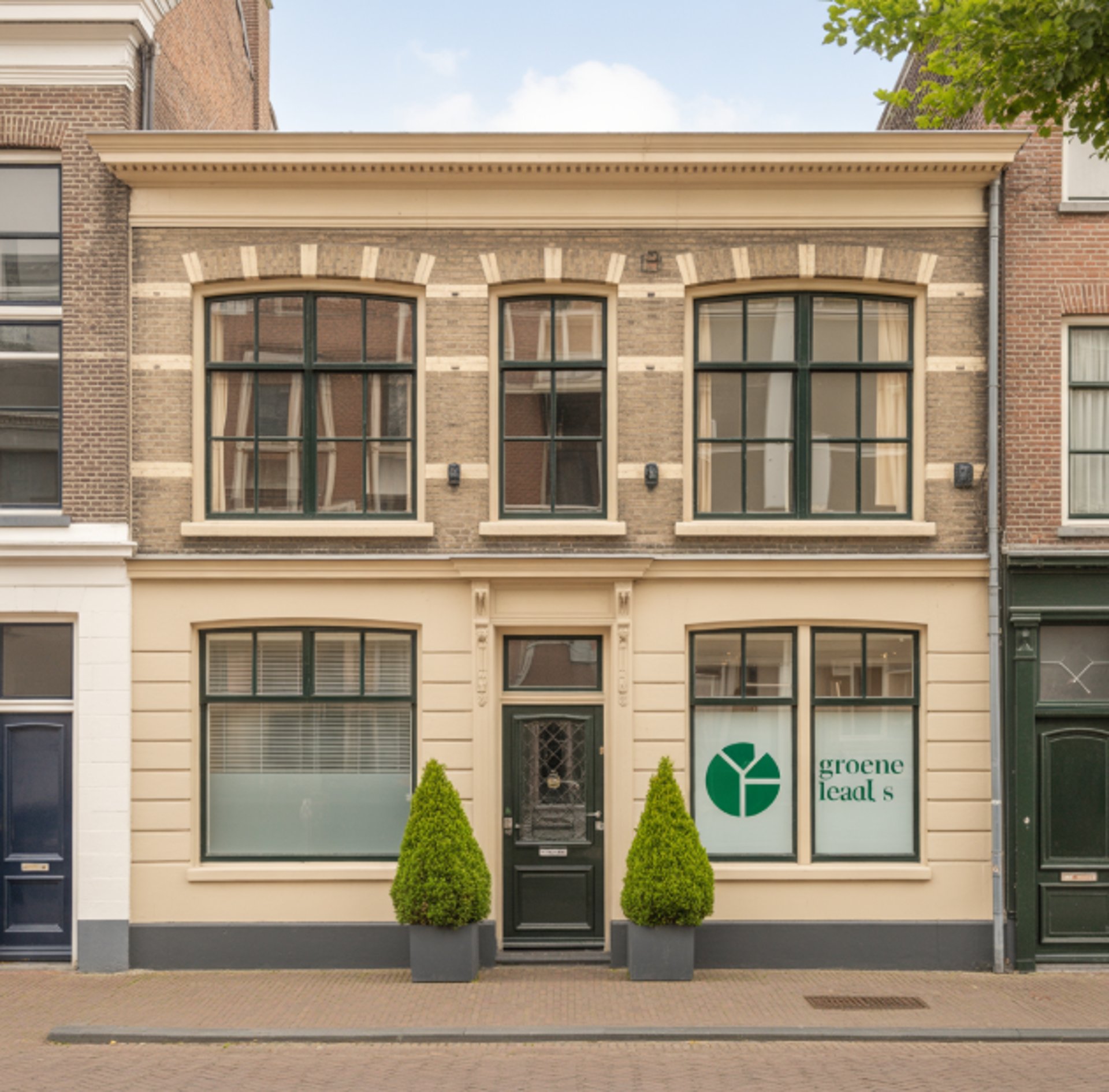 worms eye view of forest during day time