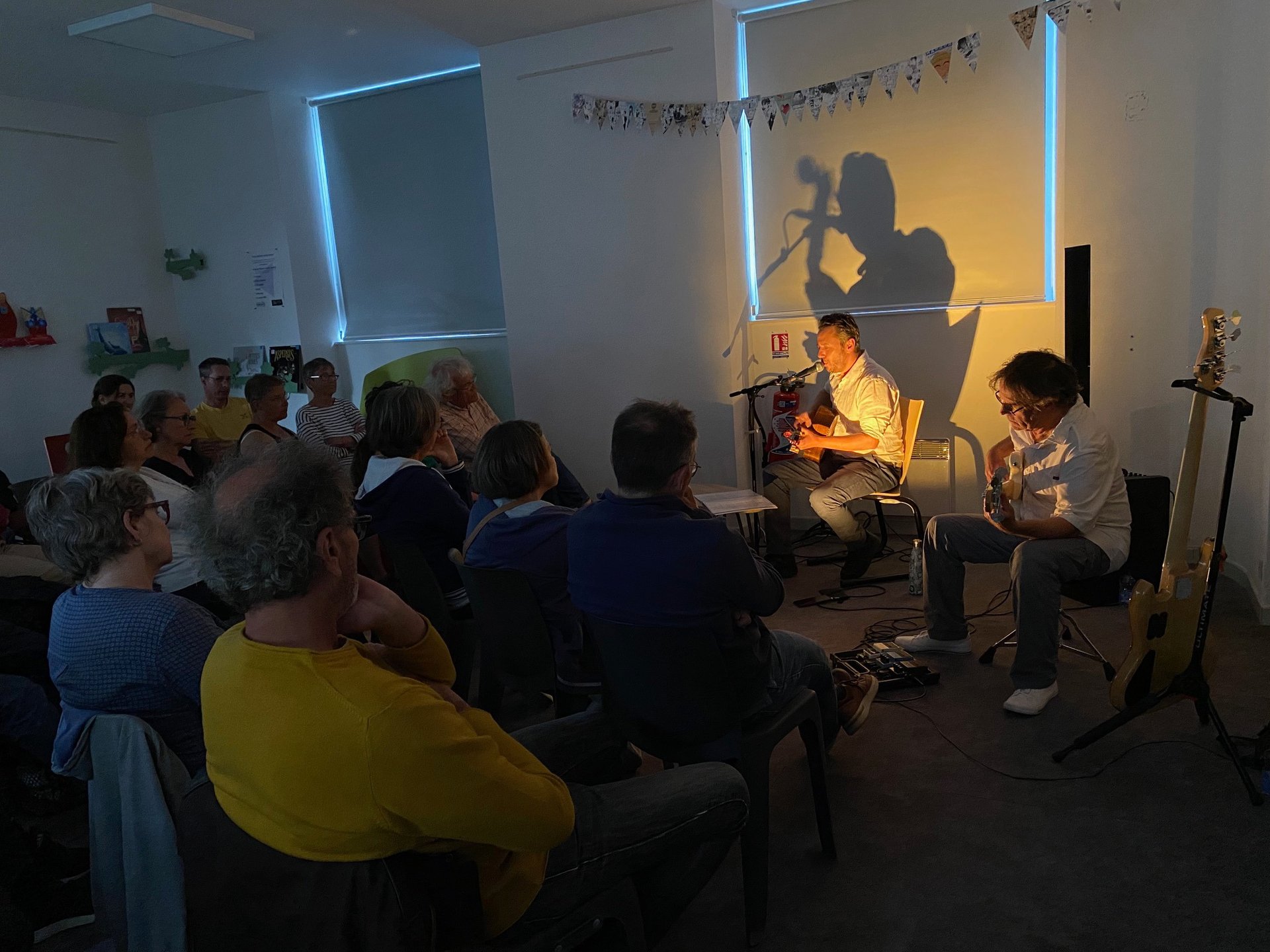 gray computer monitor