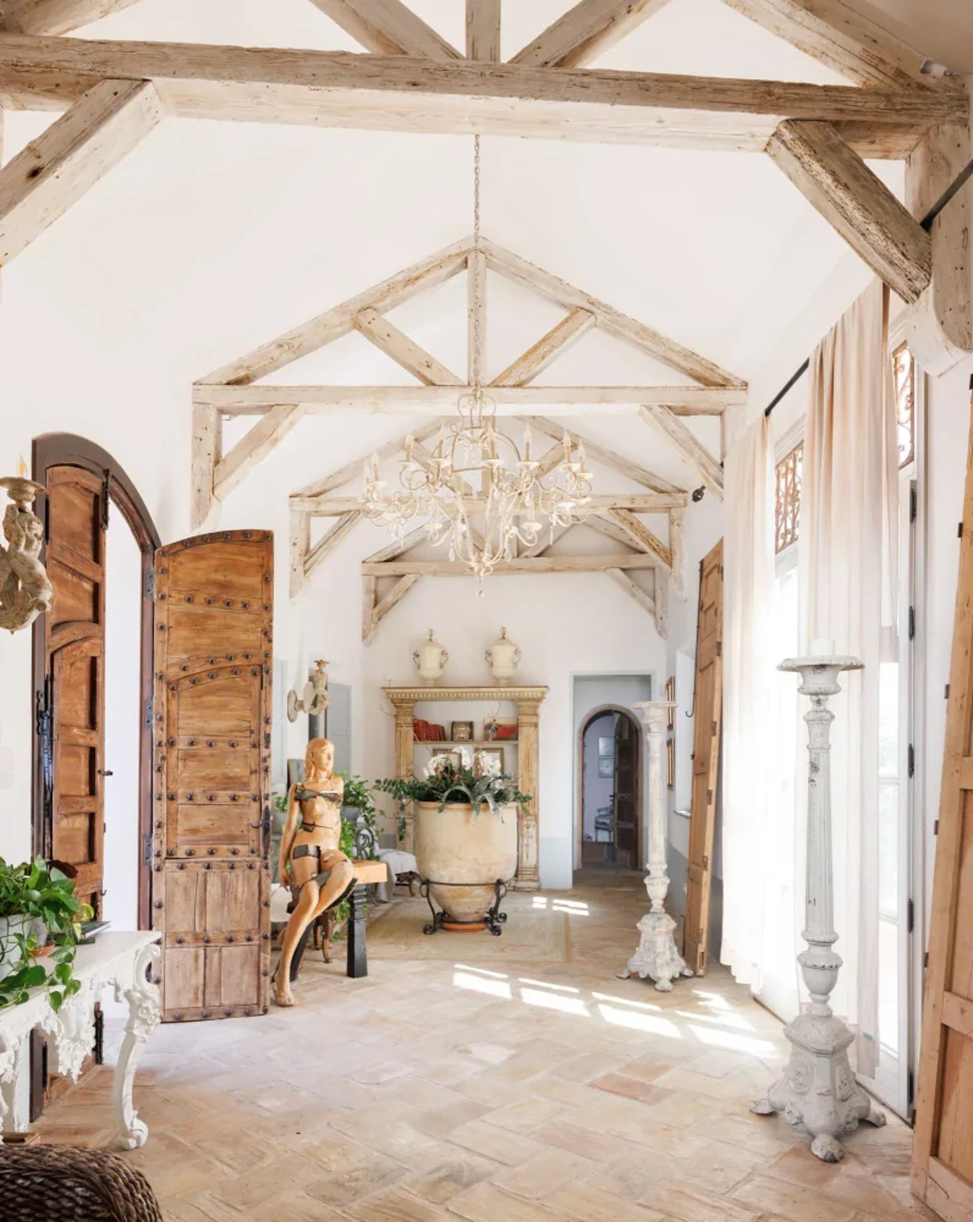 Hall with wooden beams, chandelier and rustic doors at Finca Santa Katerina