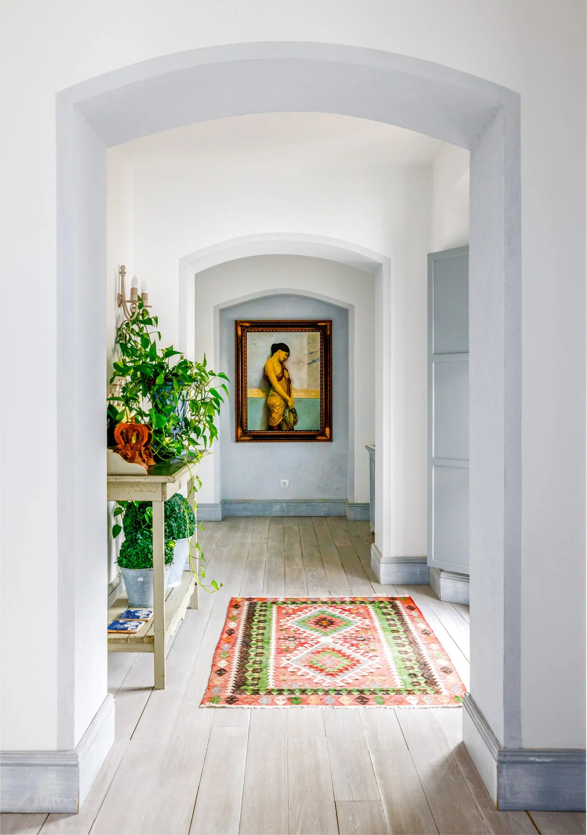 Hallway with artwork and rug at Finca Santa Katerina