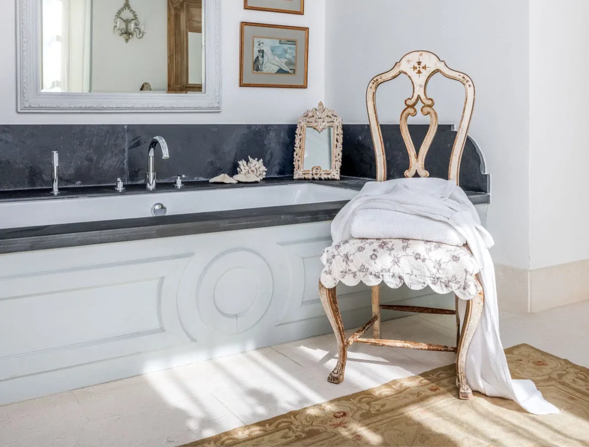 Bathroom tub with decorative chair at Finca Santa Katerina