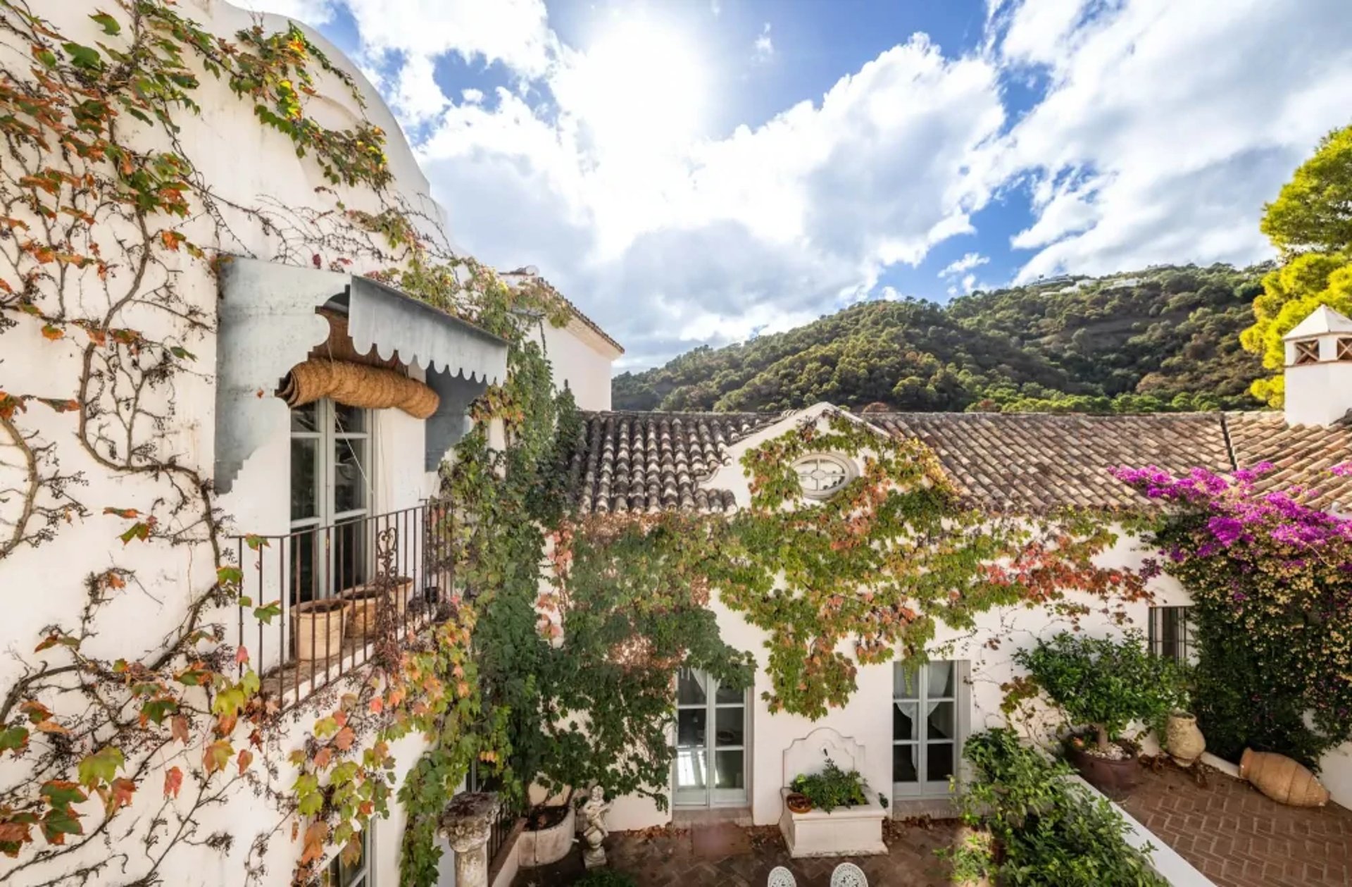 Courtyard with ivy walls and flowers at Finca Santa Katerina
