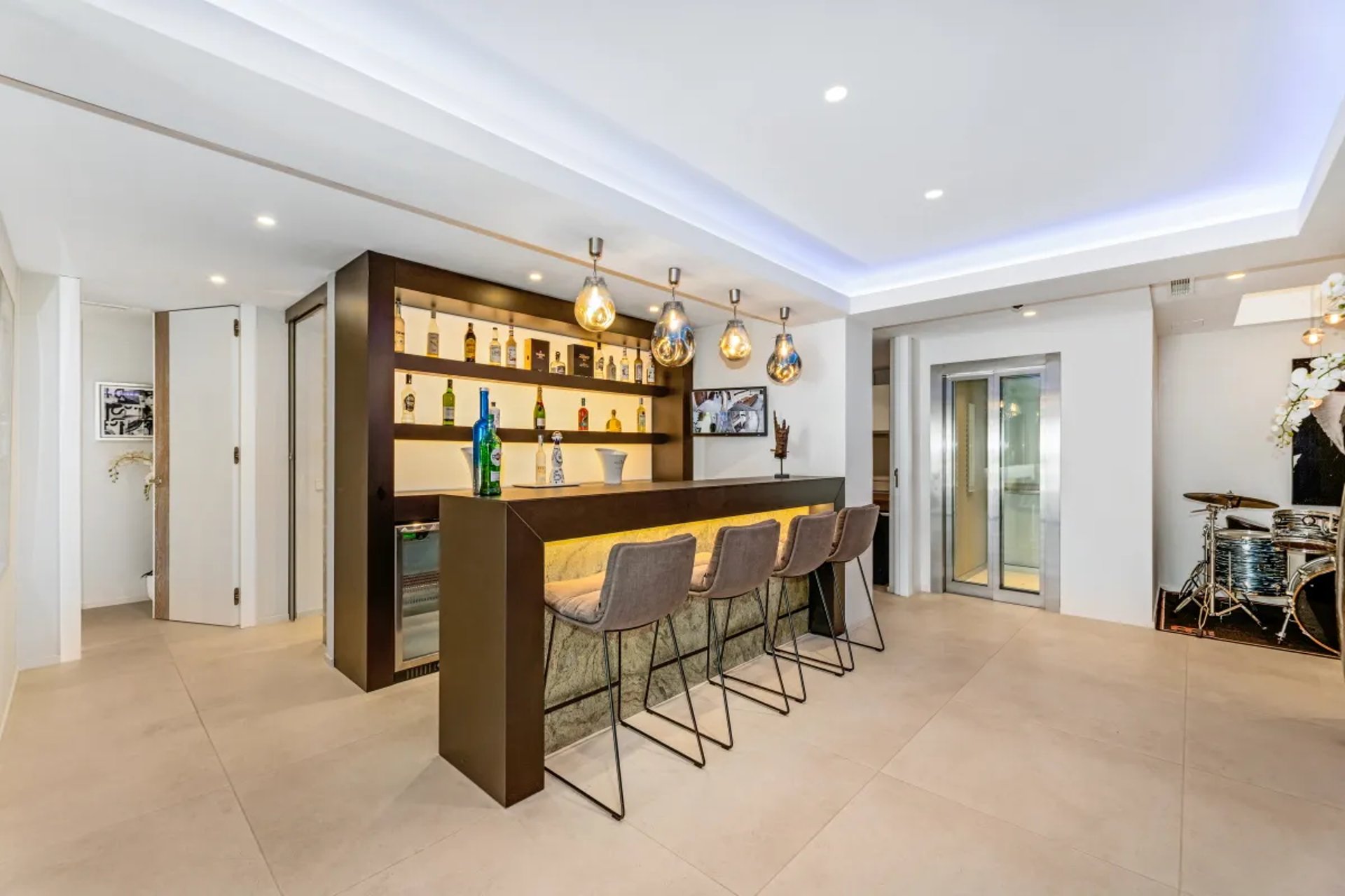 Villa Serenity home bar with stools and modern design