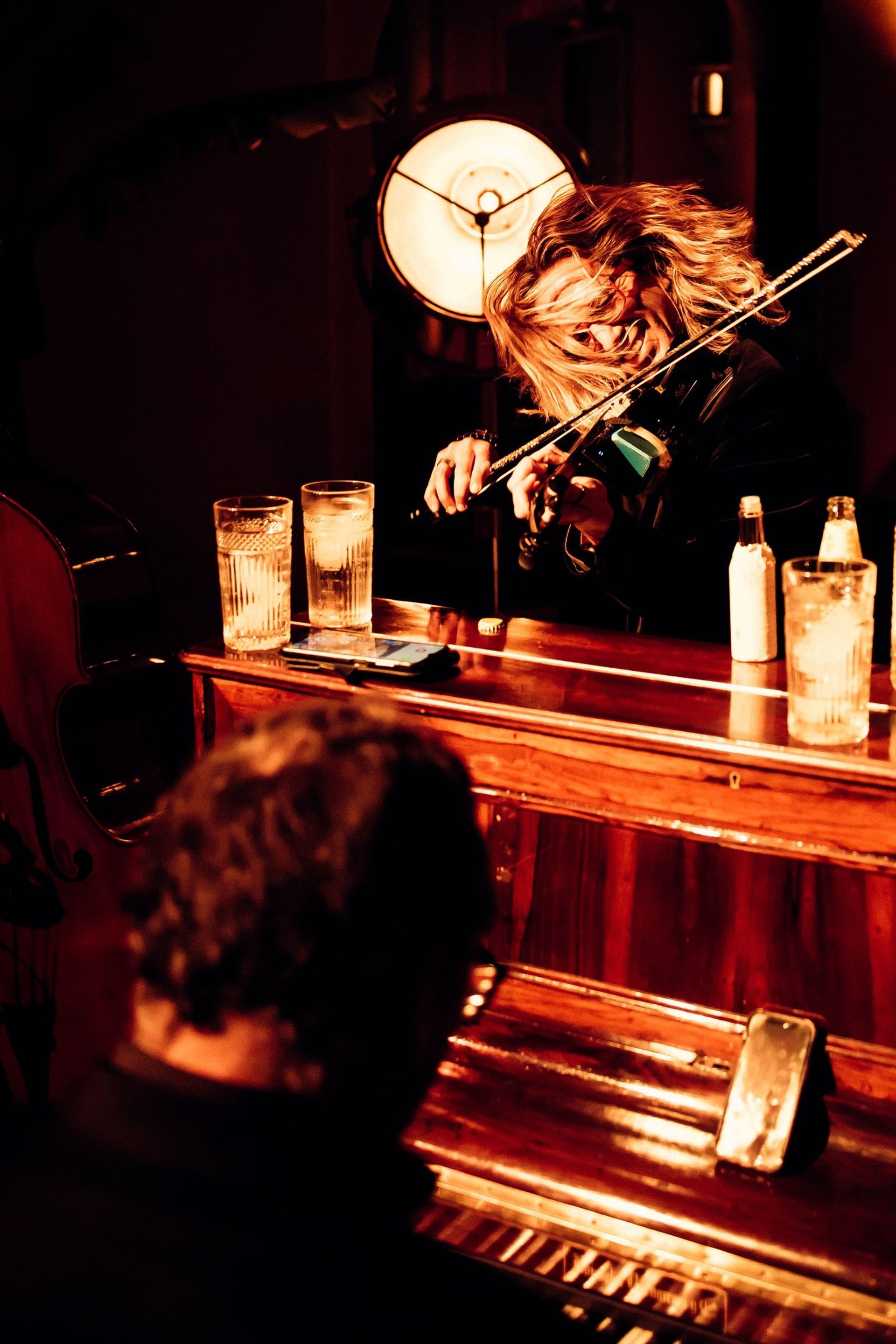 Live music with violin and piano at the piano bar during a corporate event at Villa El Rincon