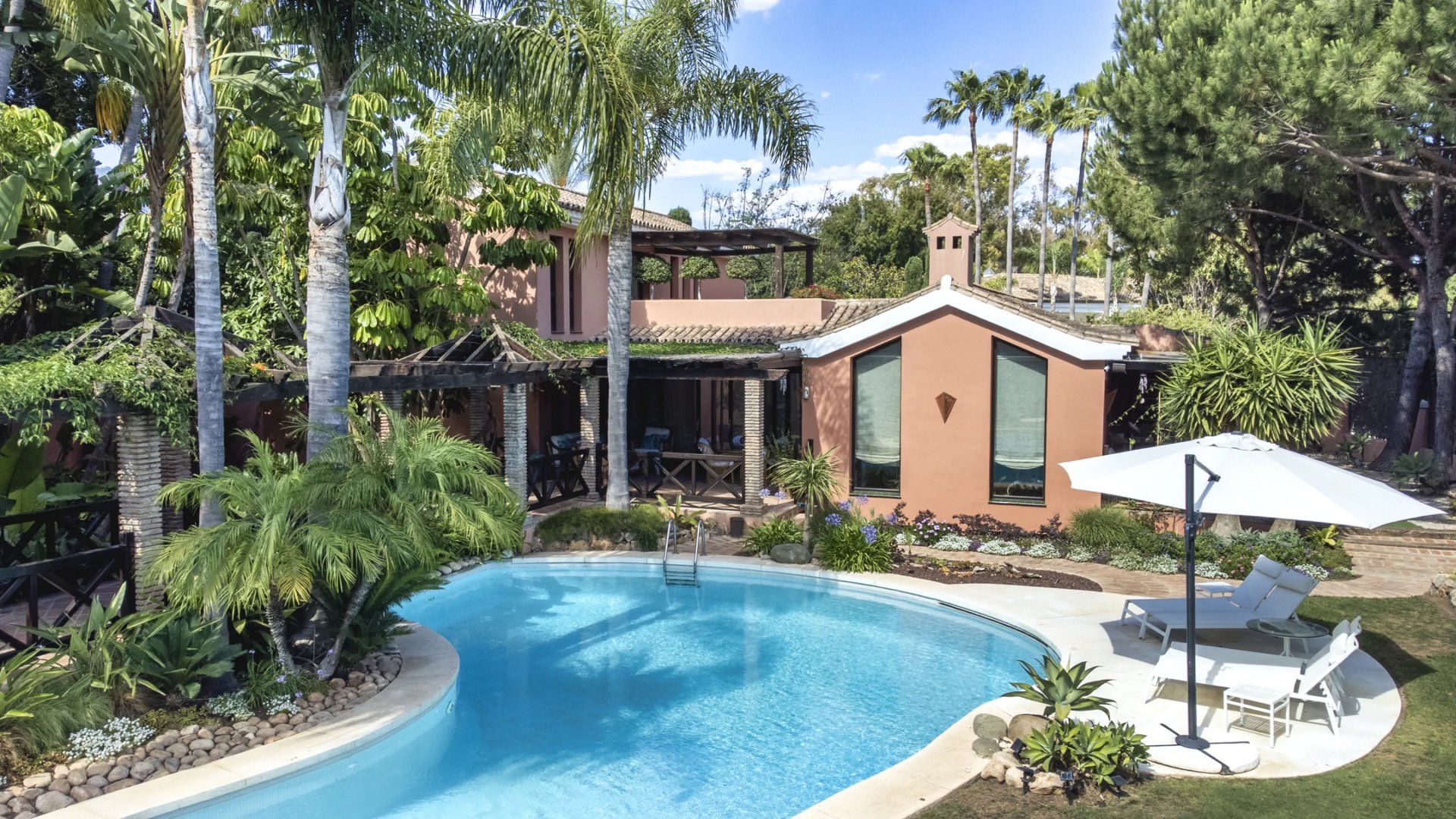 8 bedroom villa near Puente Romano in Marbella