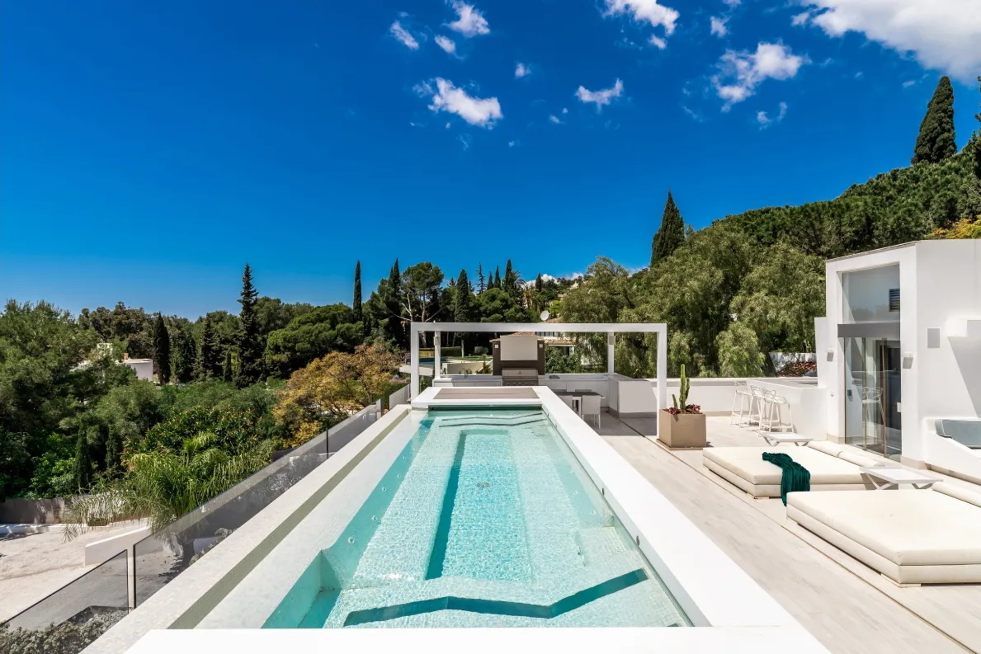 Infinity jacuzzi pool with sea views at Villa Serenity rooftop