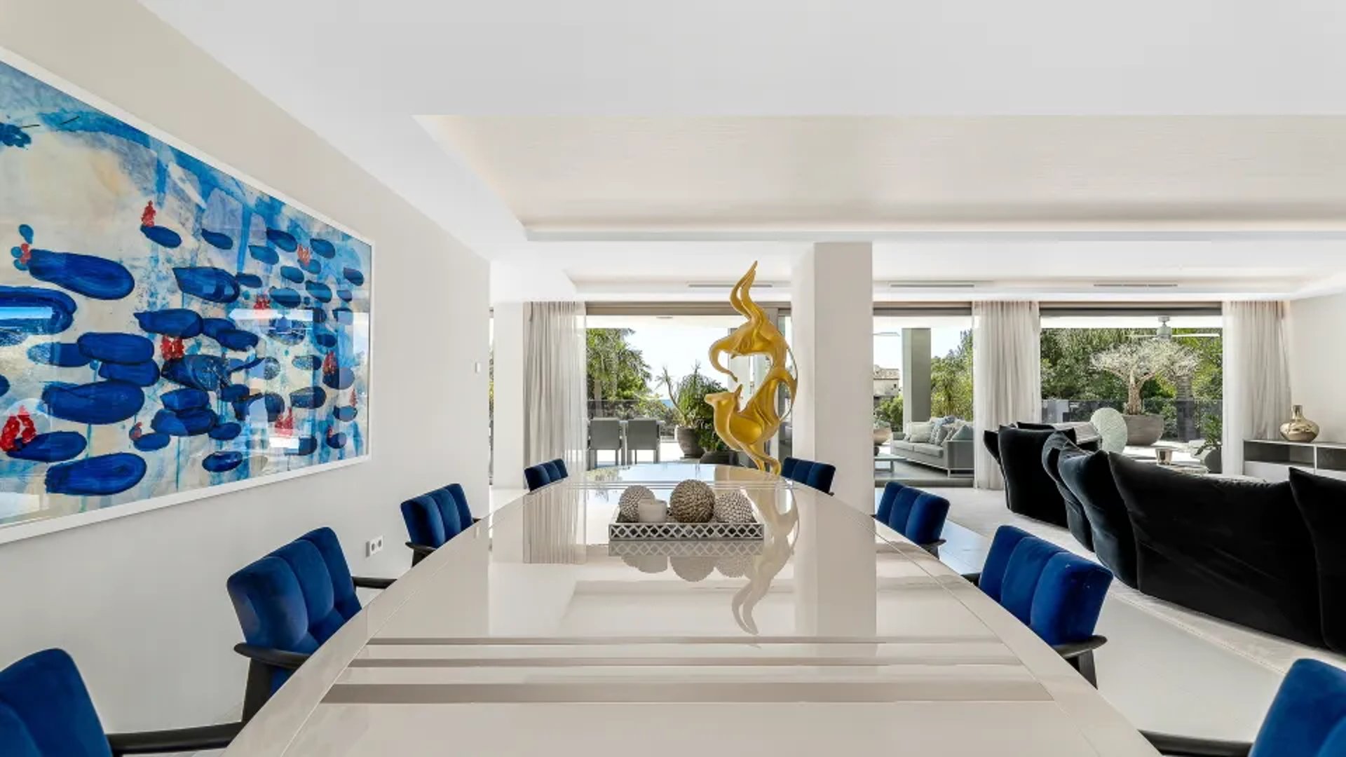 Villa Serenity dining room with blue chairs and bold artwork