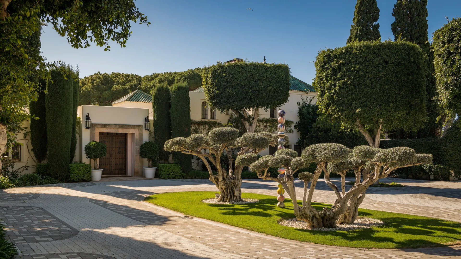 Garden entrance at Villa El Rincon with manicured trees