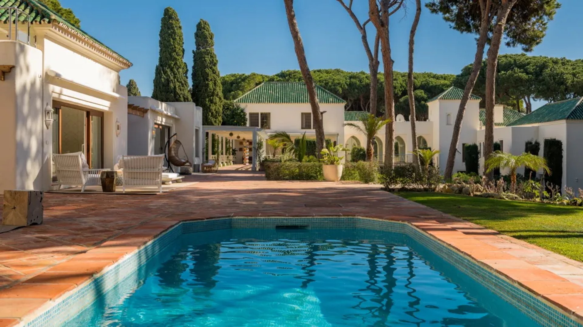 Swimming pool at Villa El Rincon with terrace seating