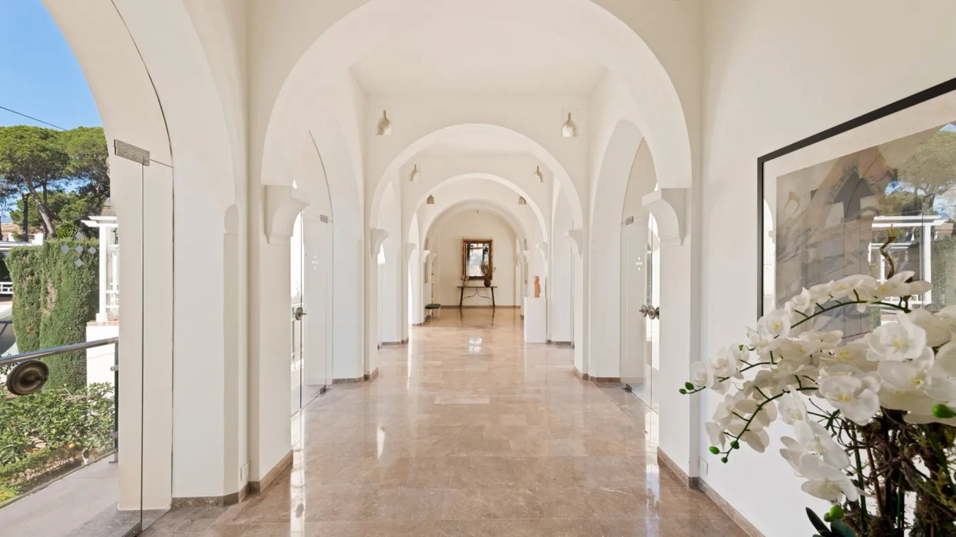 Elegant hallway at Villa El Rincon with arches