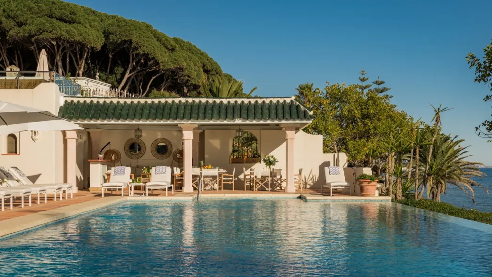 Poolside dining area at Villa El Rincon