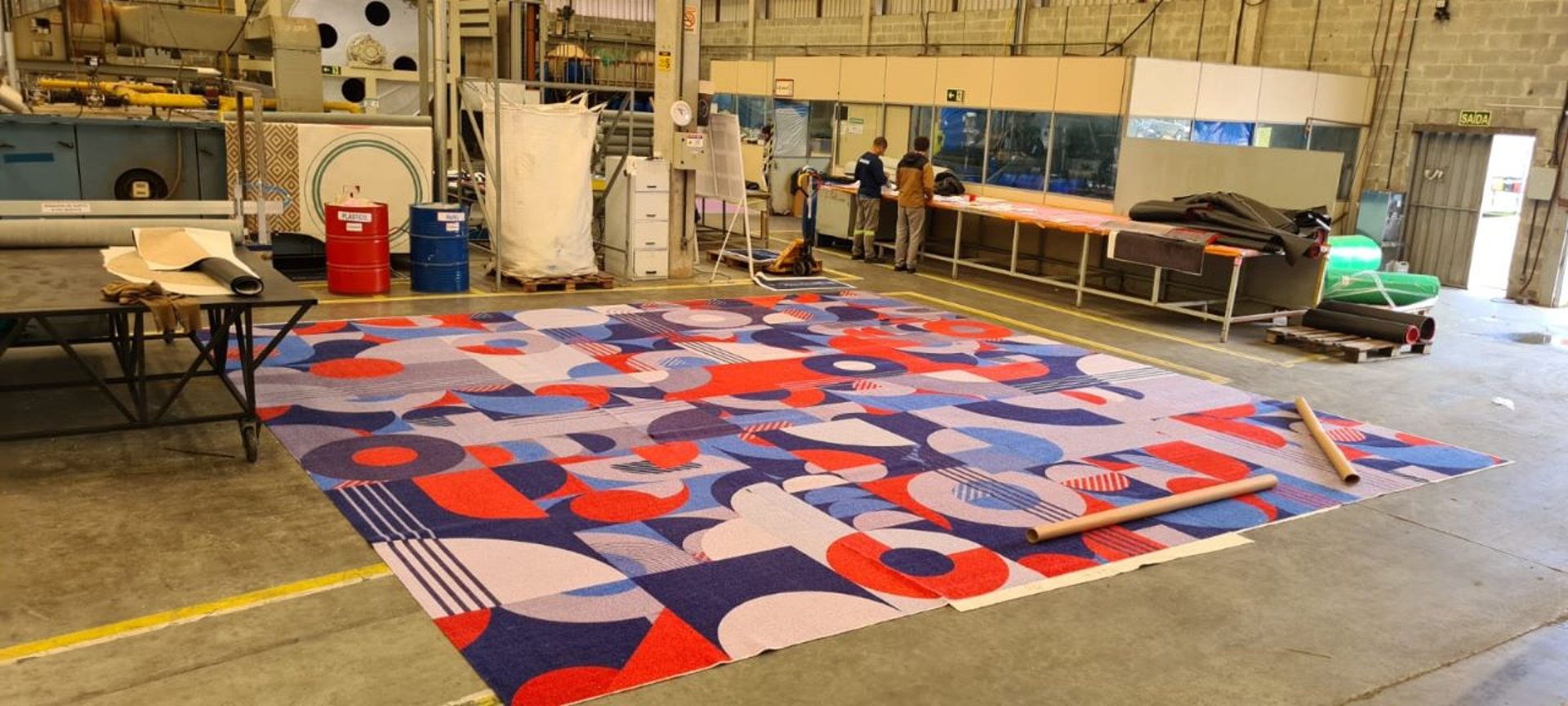 gray computer monitor