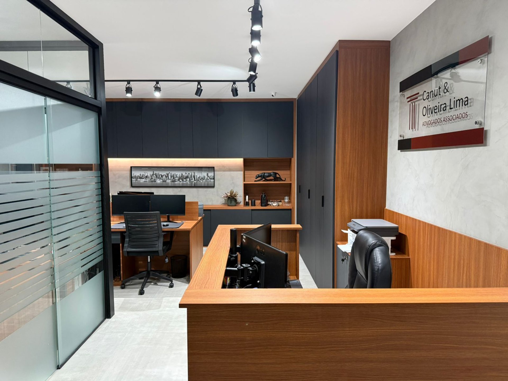 gray computer monitor