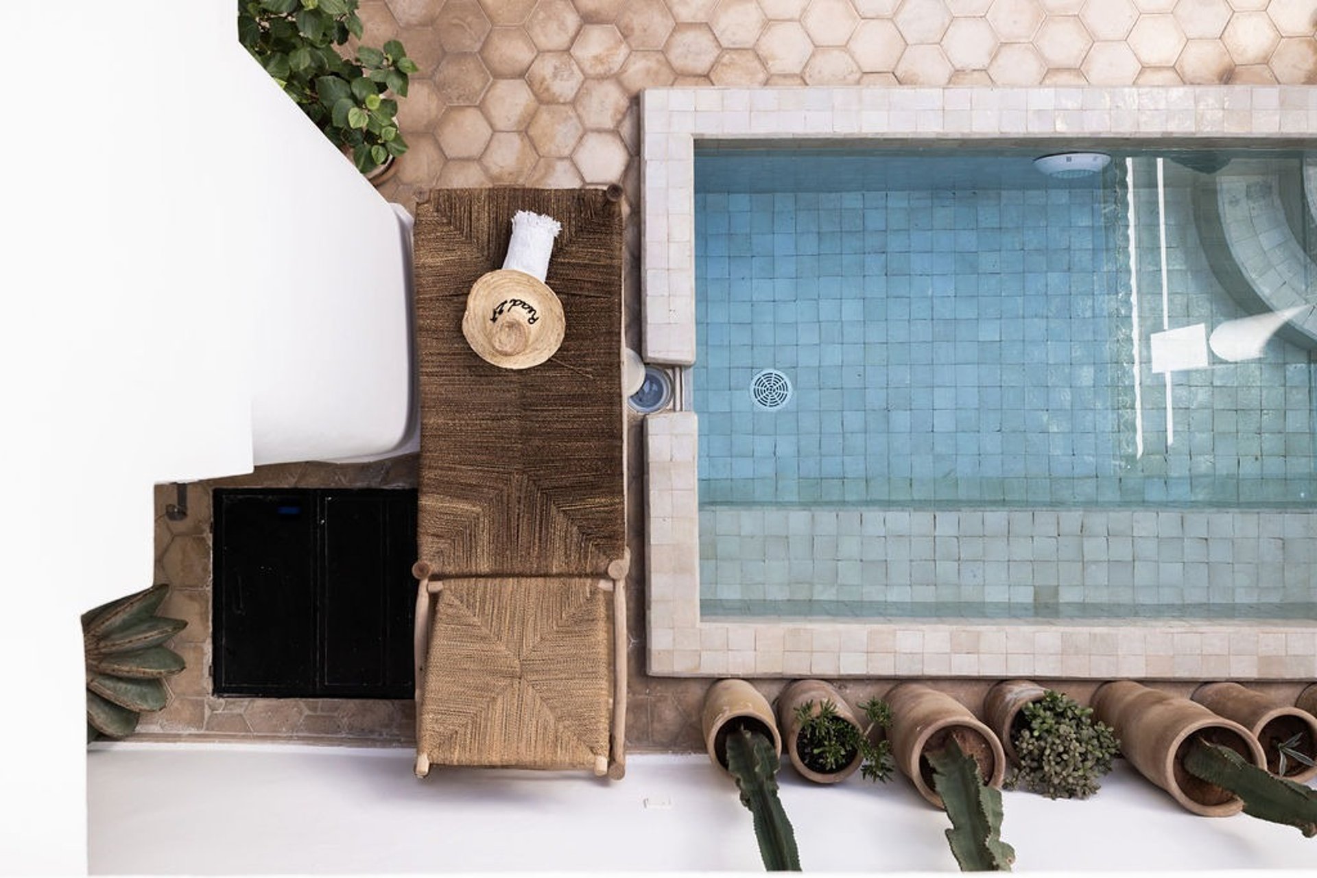 black and white bed linen